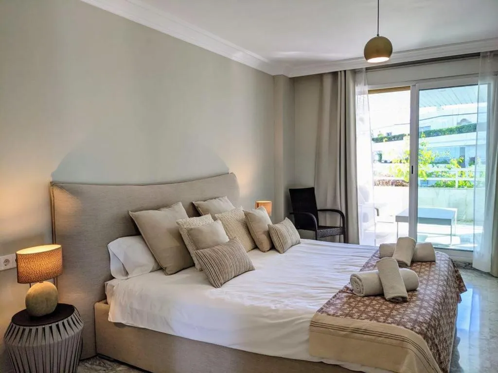 Bedroom, Bed in Coral Beach Aparthotel