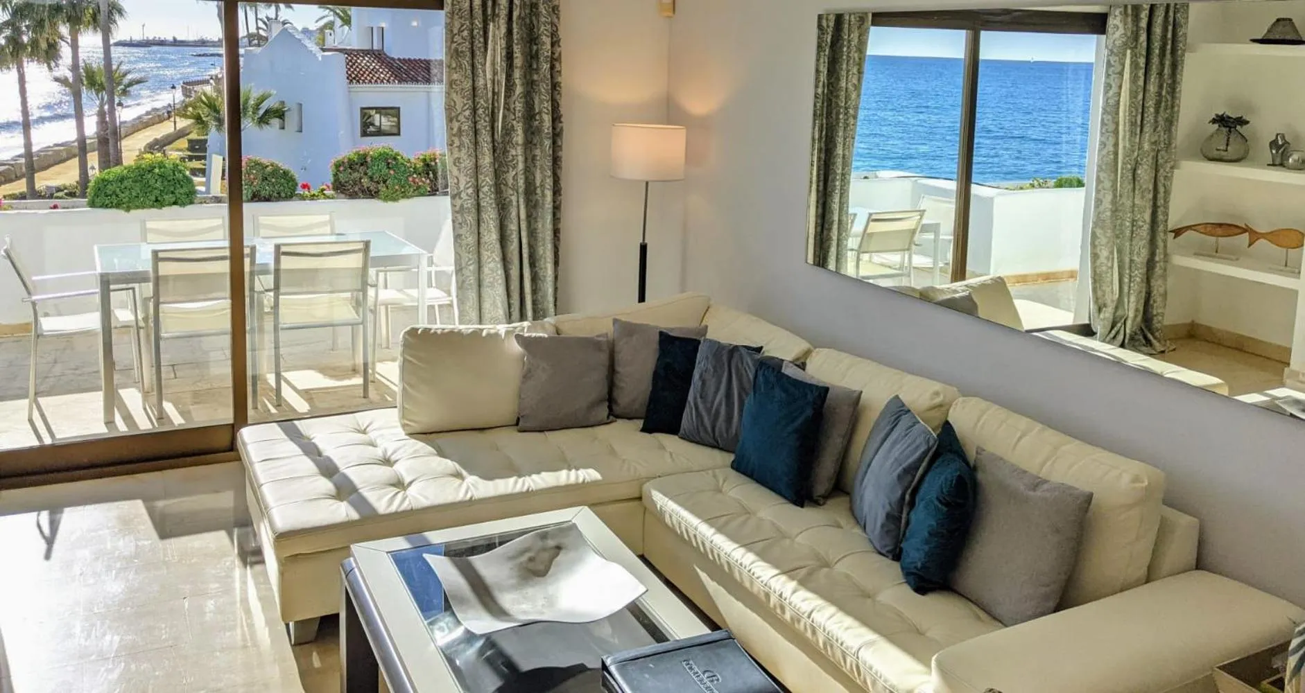 Living room in Coral Beach Aparthotel