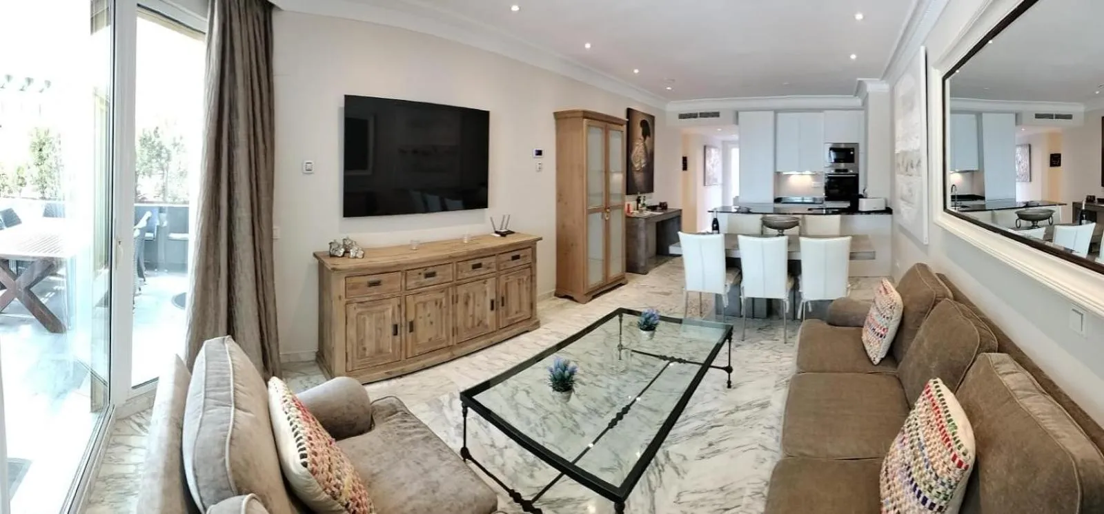 Living room in Coral Beach Aparthotel