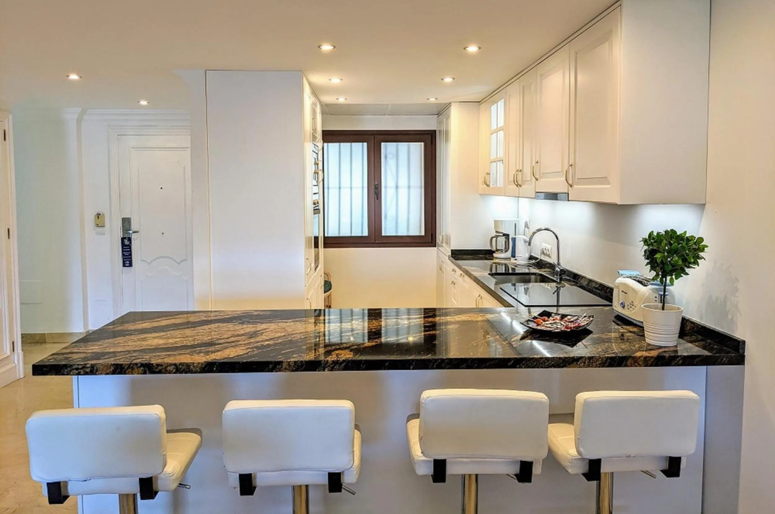 Kitchen or kitchenette in Coral Beach Aparthotel