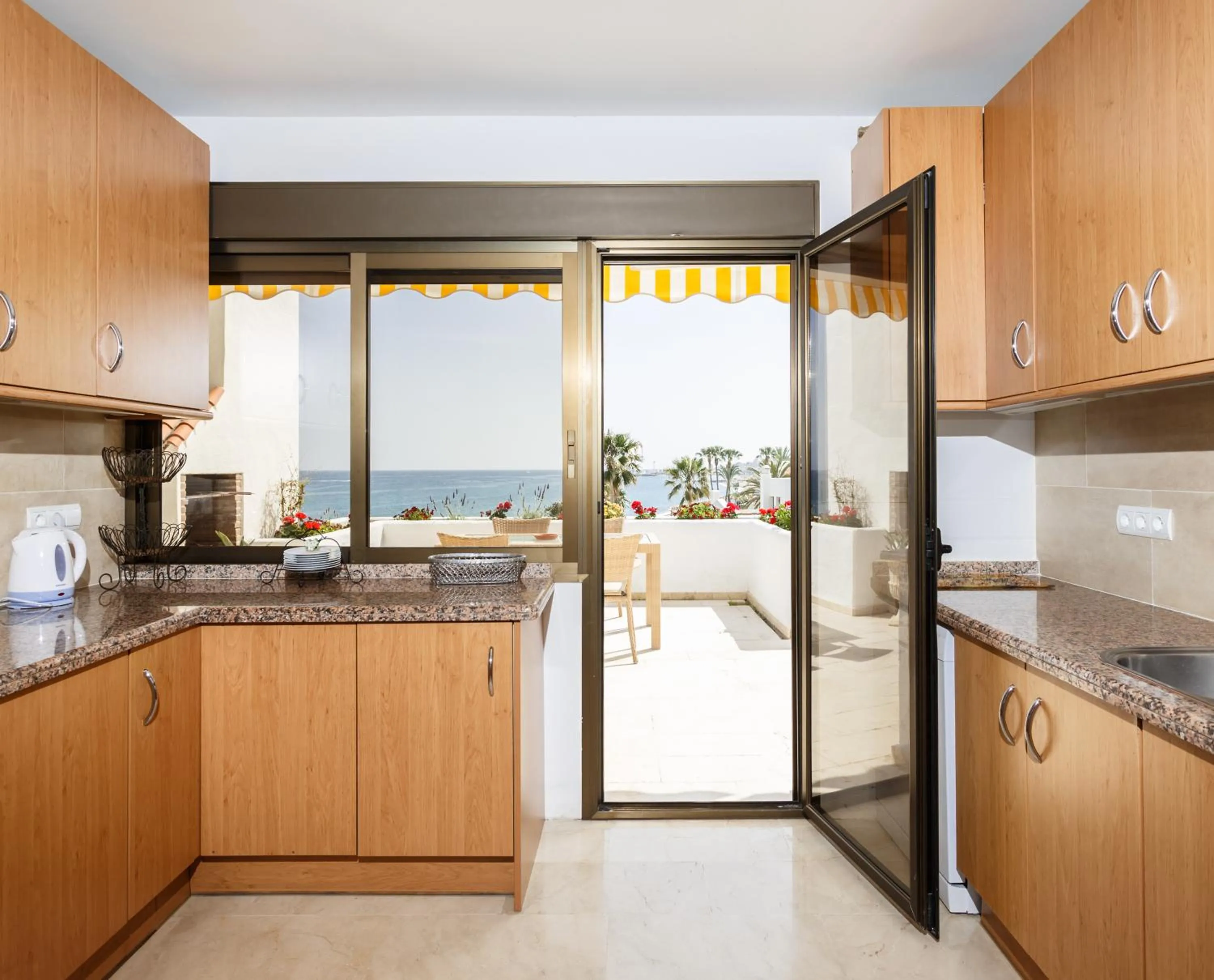 Kitchen or kitchenette in Coral Beach Aparthotel