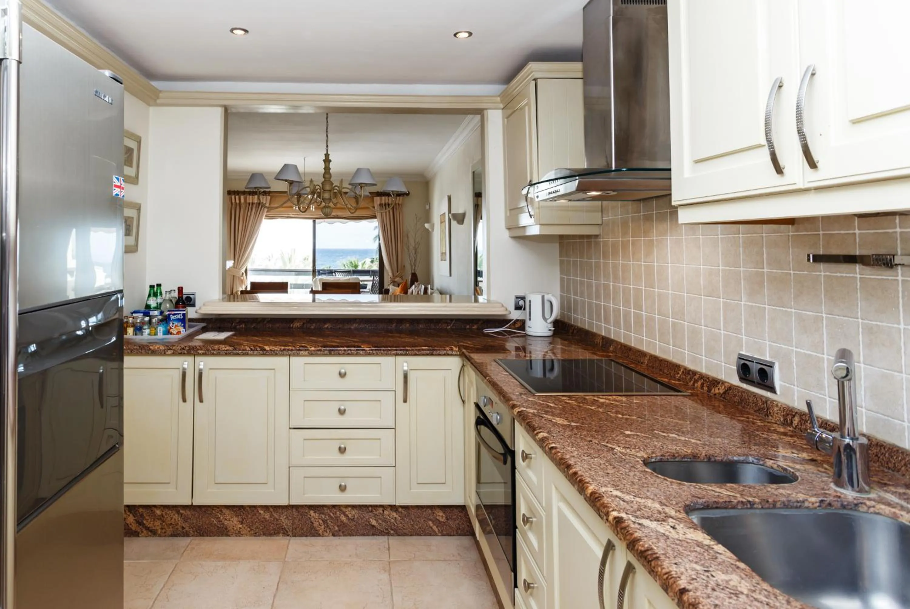 Kitchen or kitchenette in Coral Beach Aparthotel