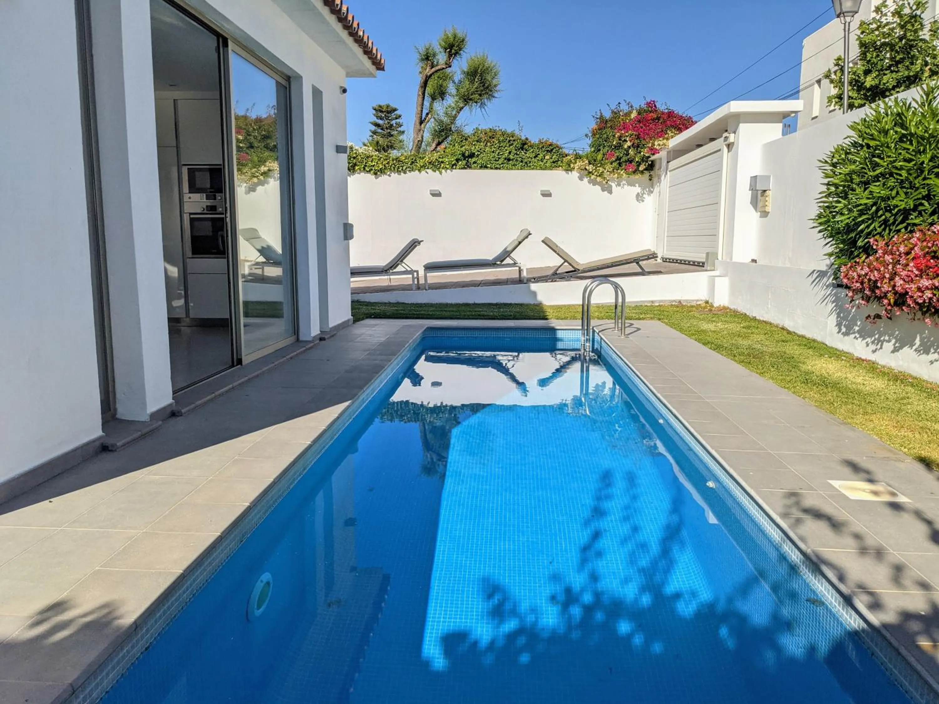 Swimming pool in Coral Beach Aparthotel