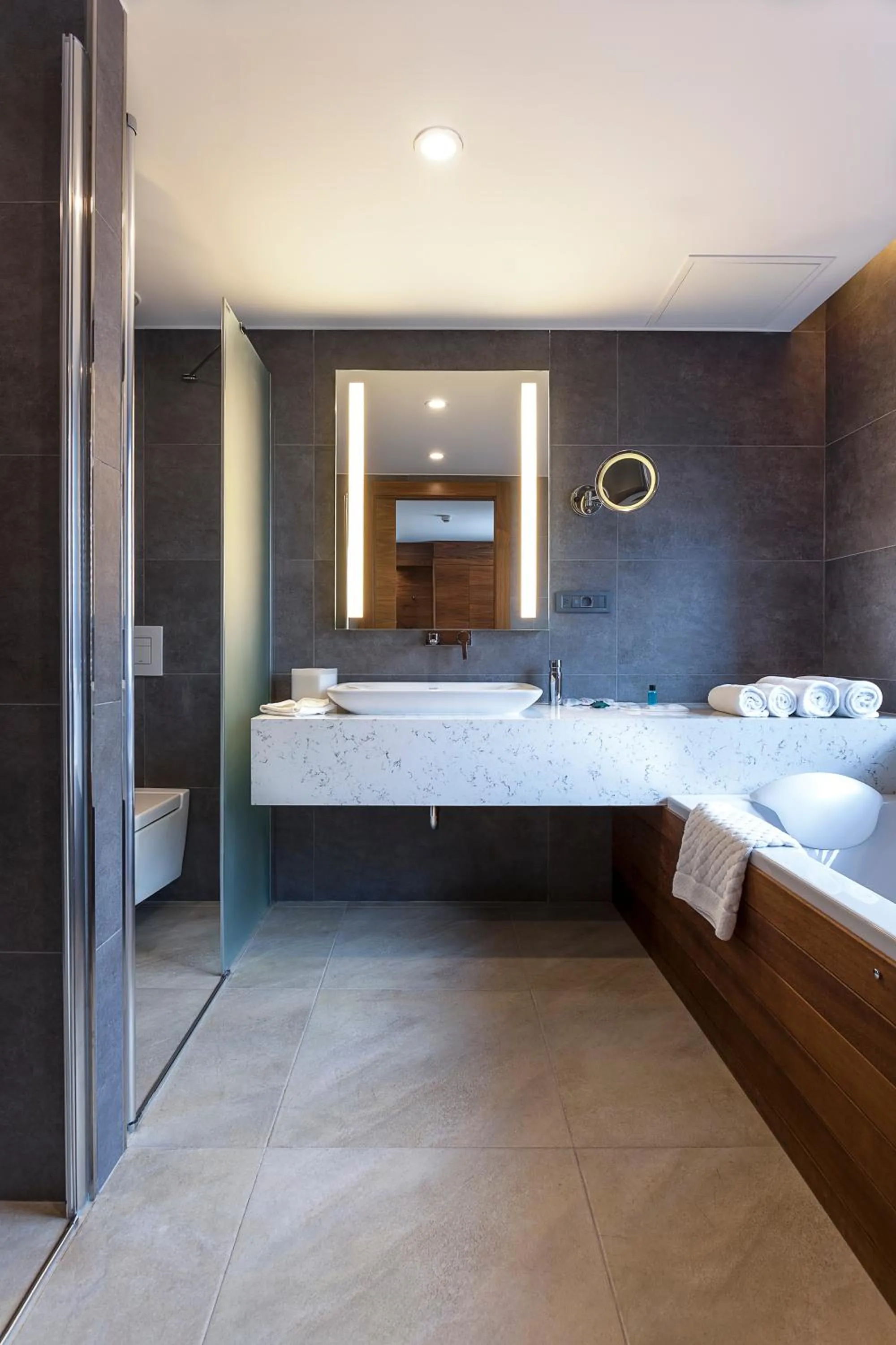 Hot Tub, Bed in Bof Hotels Business