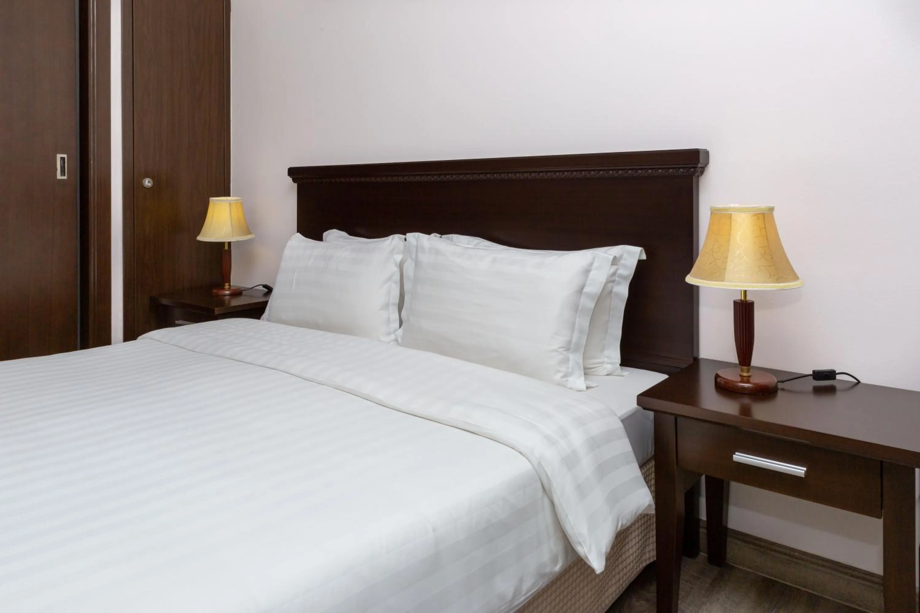 Bedroom, Bed in Ezdan Residence