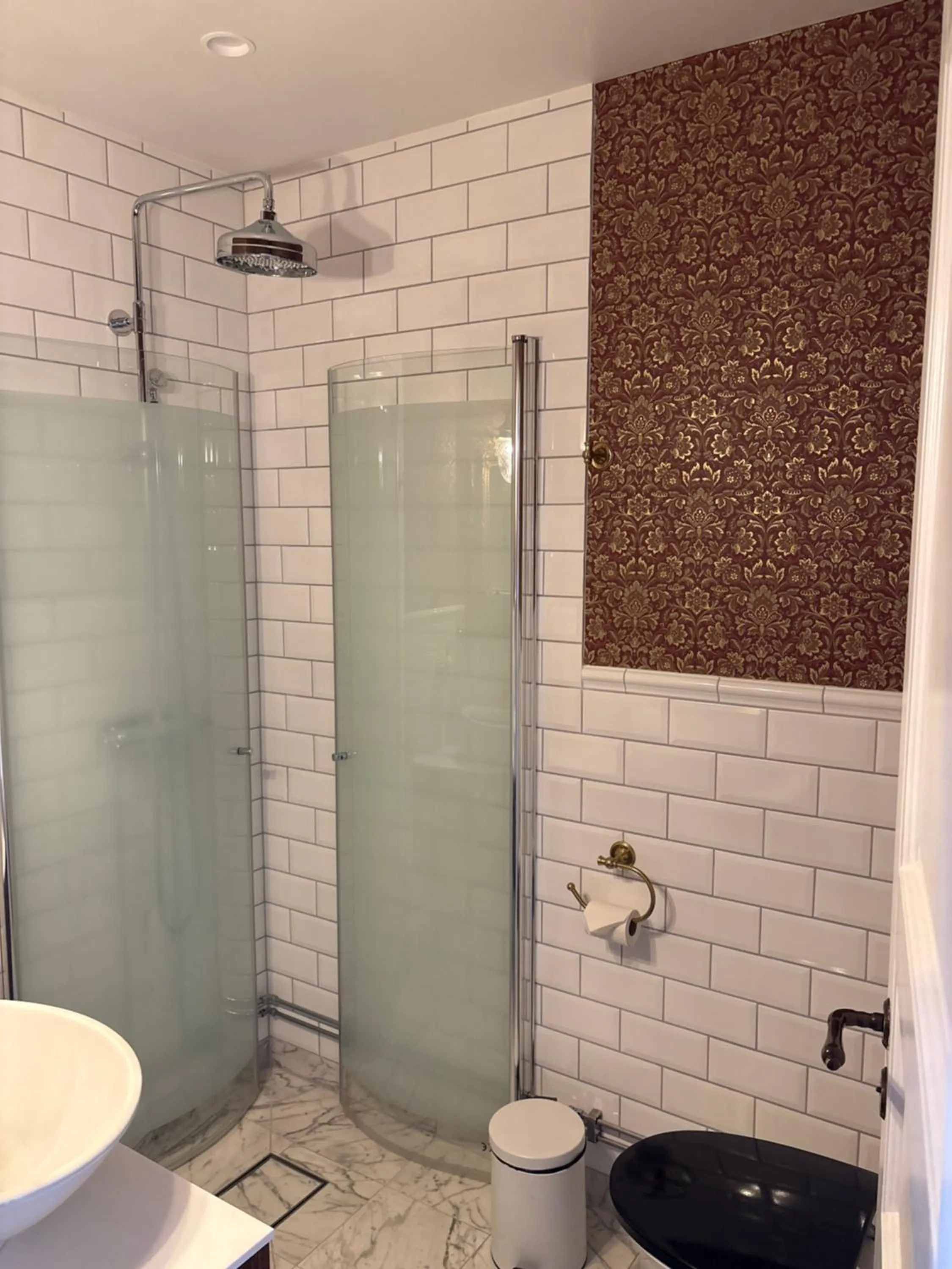 Shower in Cameo Boutique Hotell