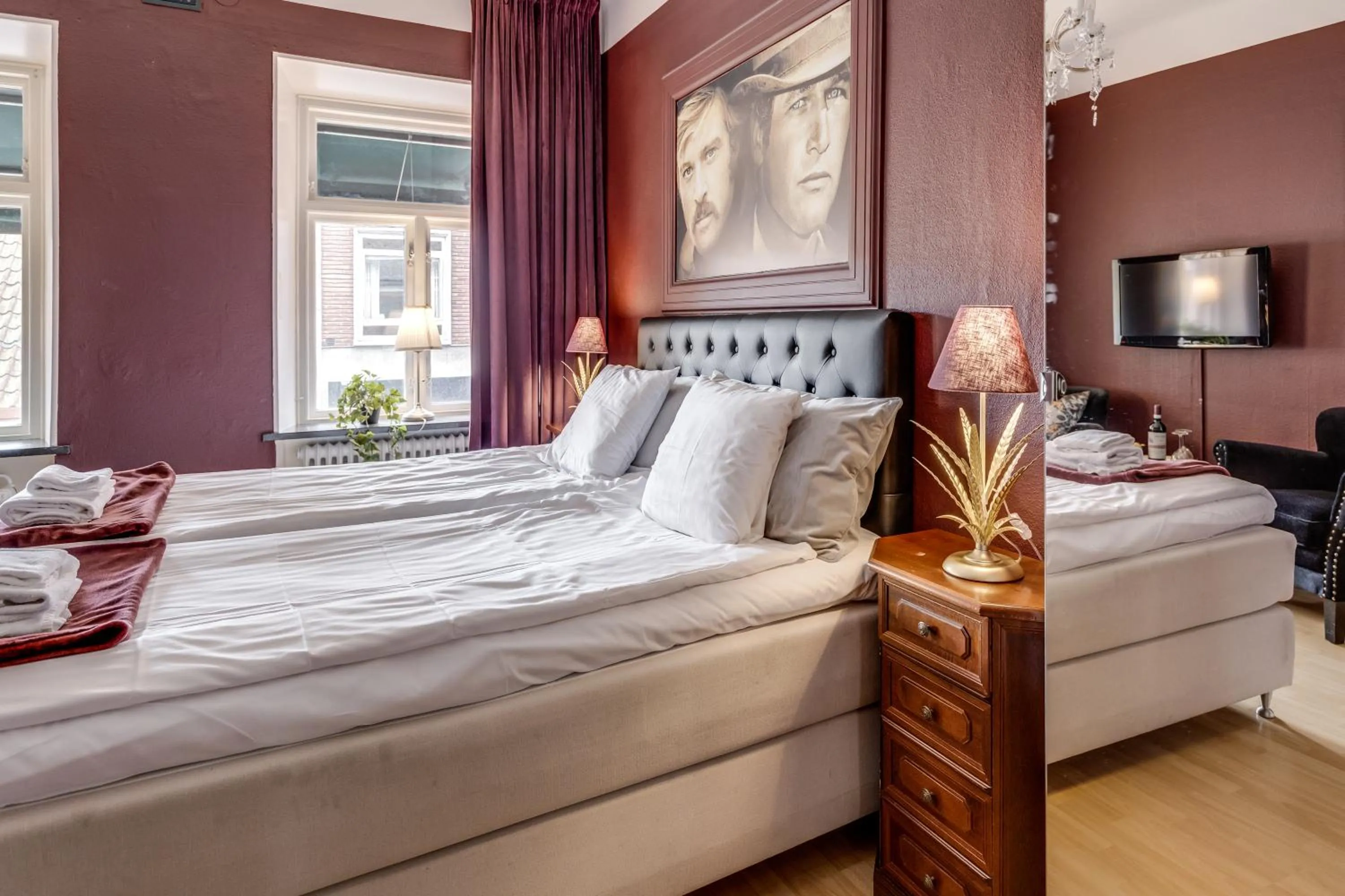 Property building, Bed in Cameo Boutique Hotell