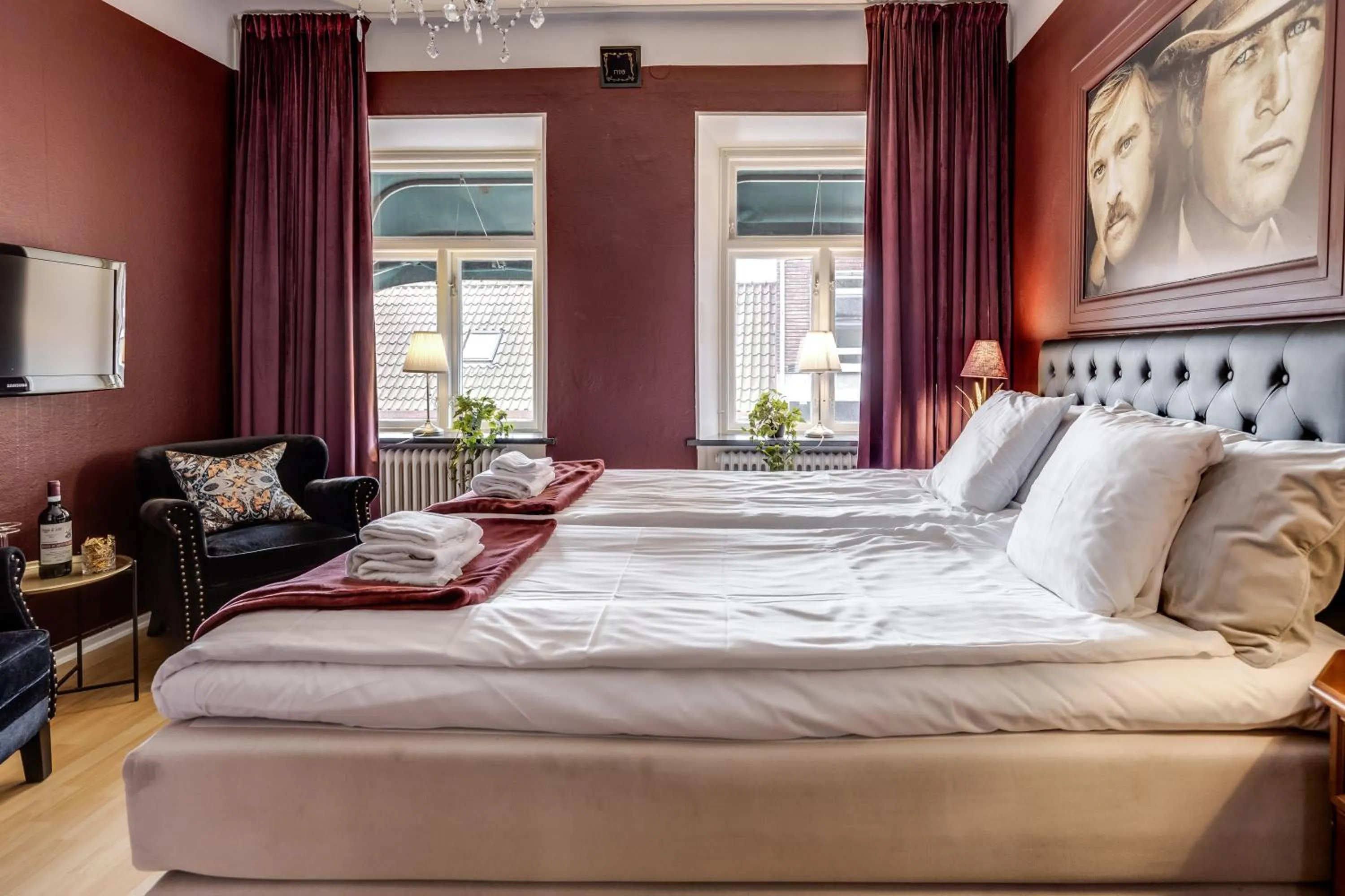 Property building, Bed in Cameo Boutique Hotell