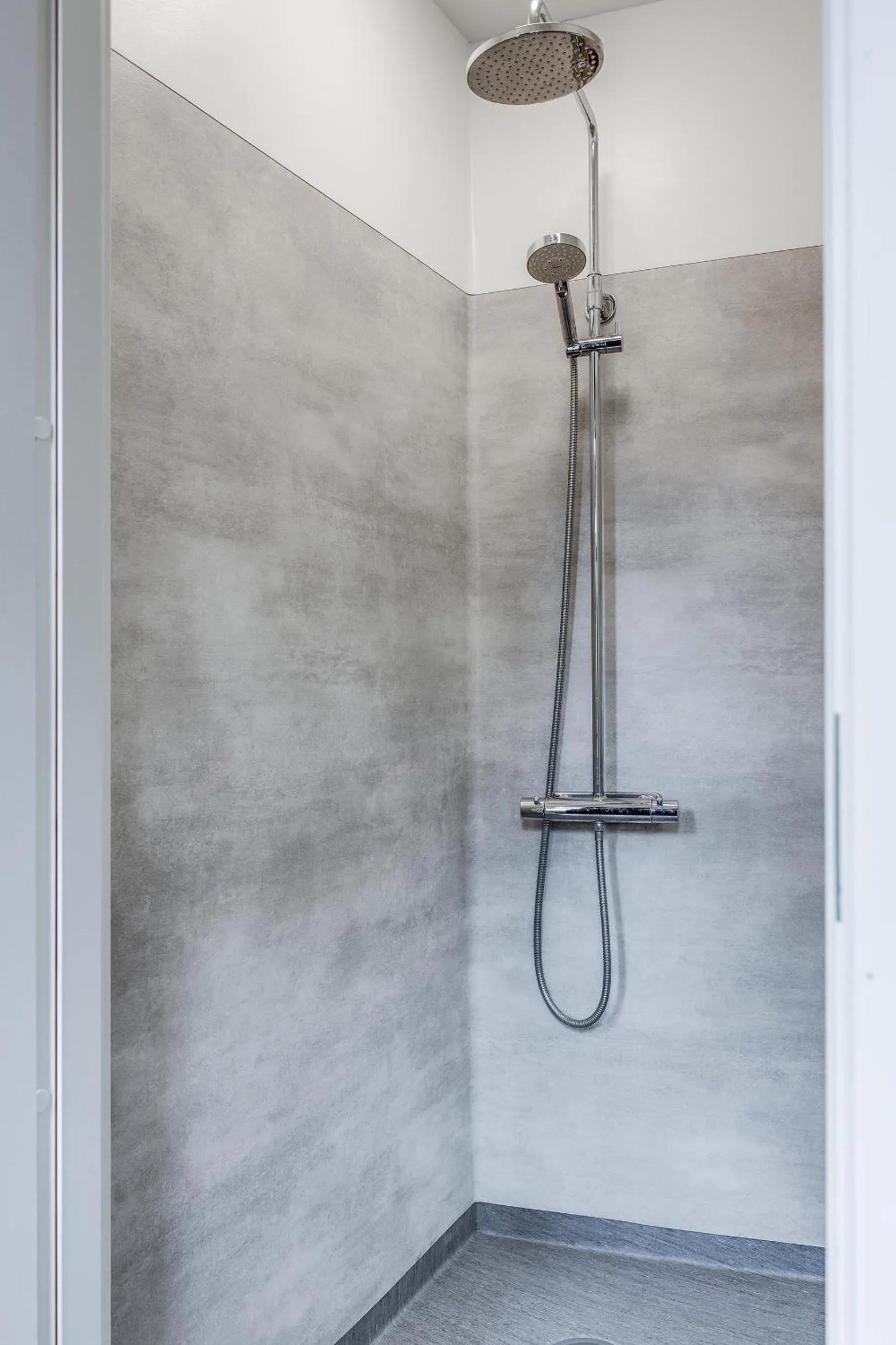 Shower in Cameo Boutique Hotell