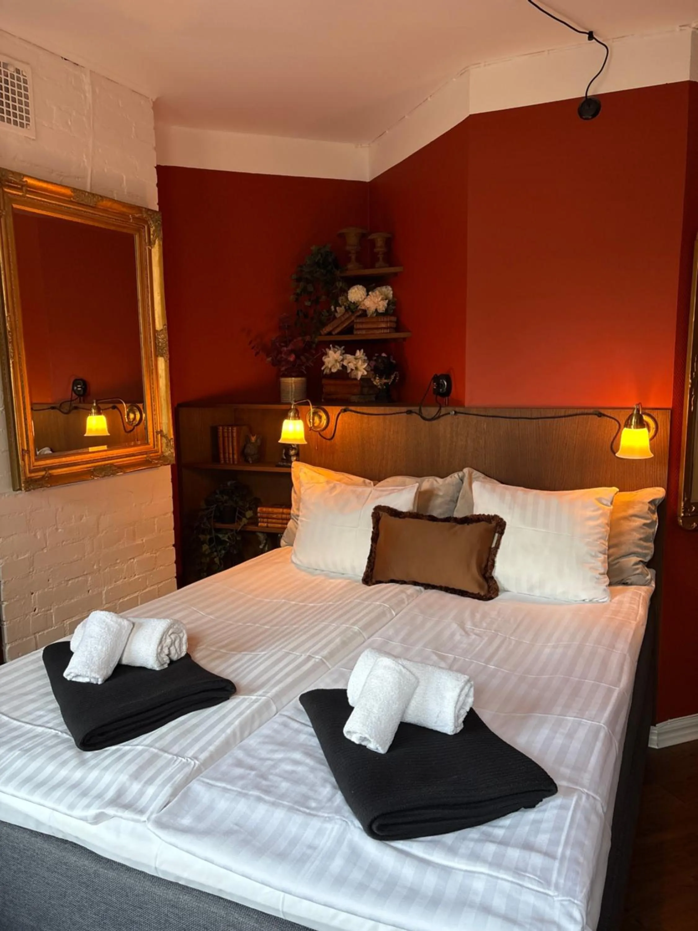 Bed in Cameo Boutique Hotell