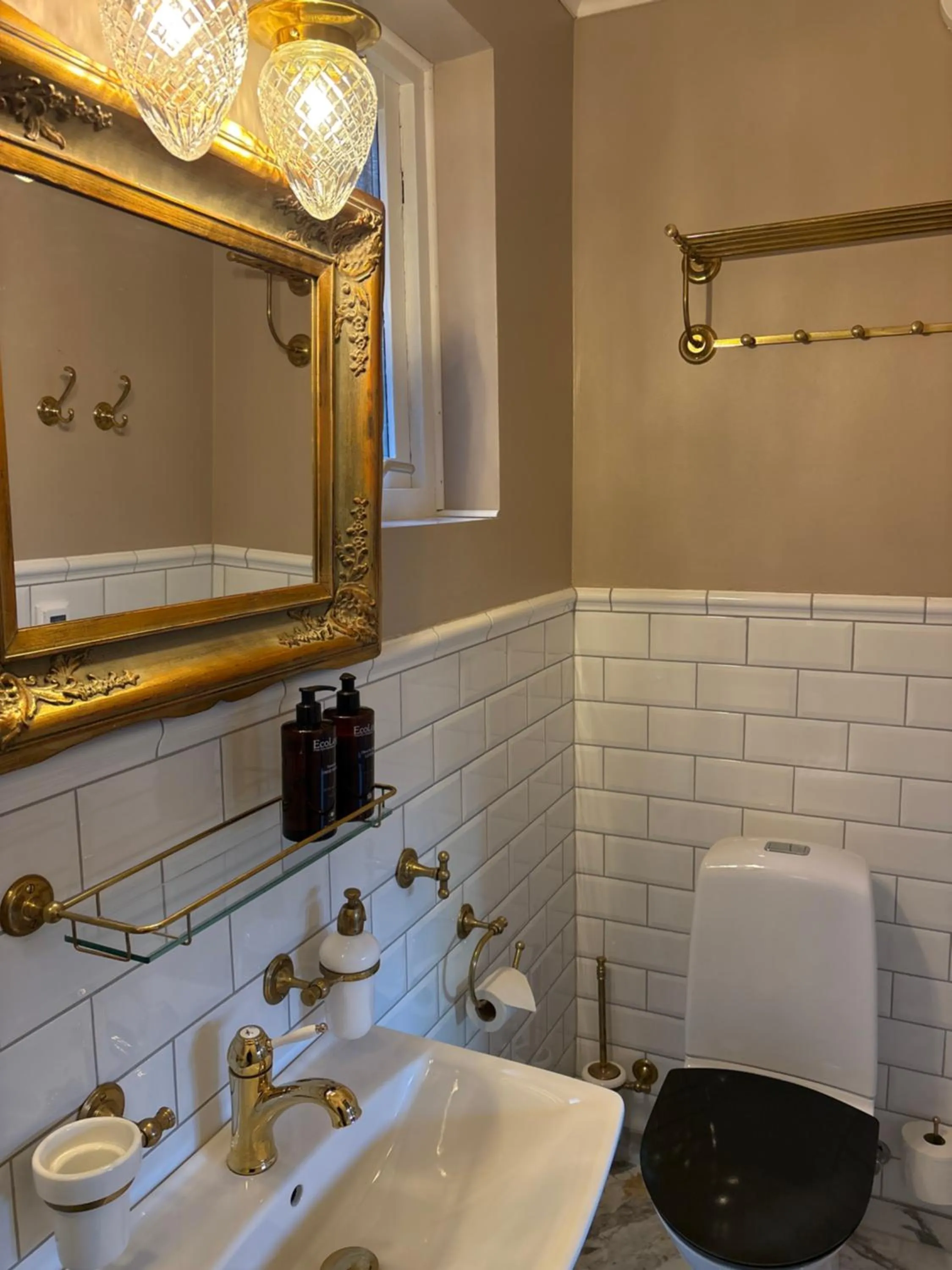 Toilet in Cameo Boutique Hotell