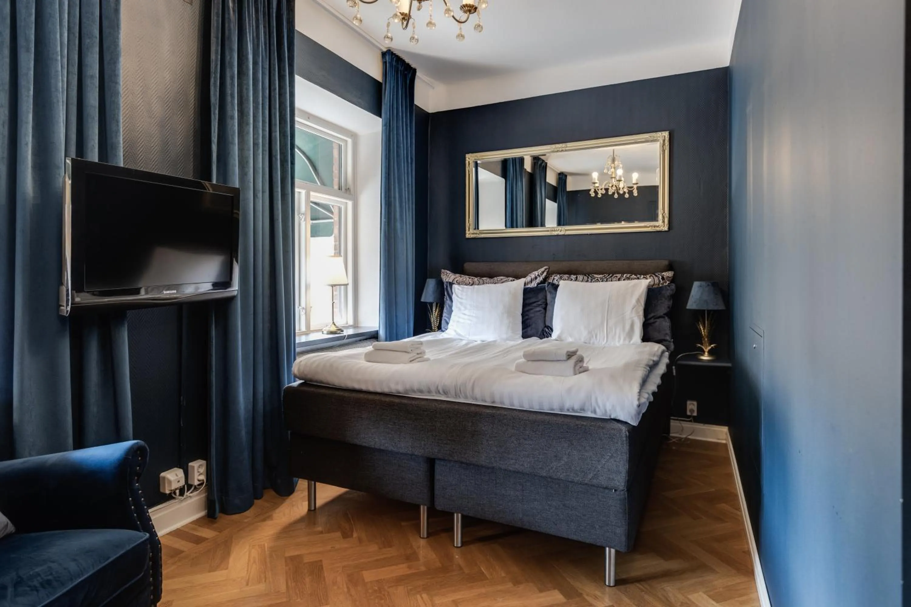 Property building, Bed in Cameo Boutique Hotell