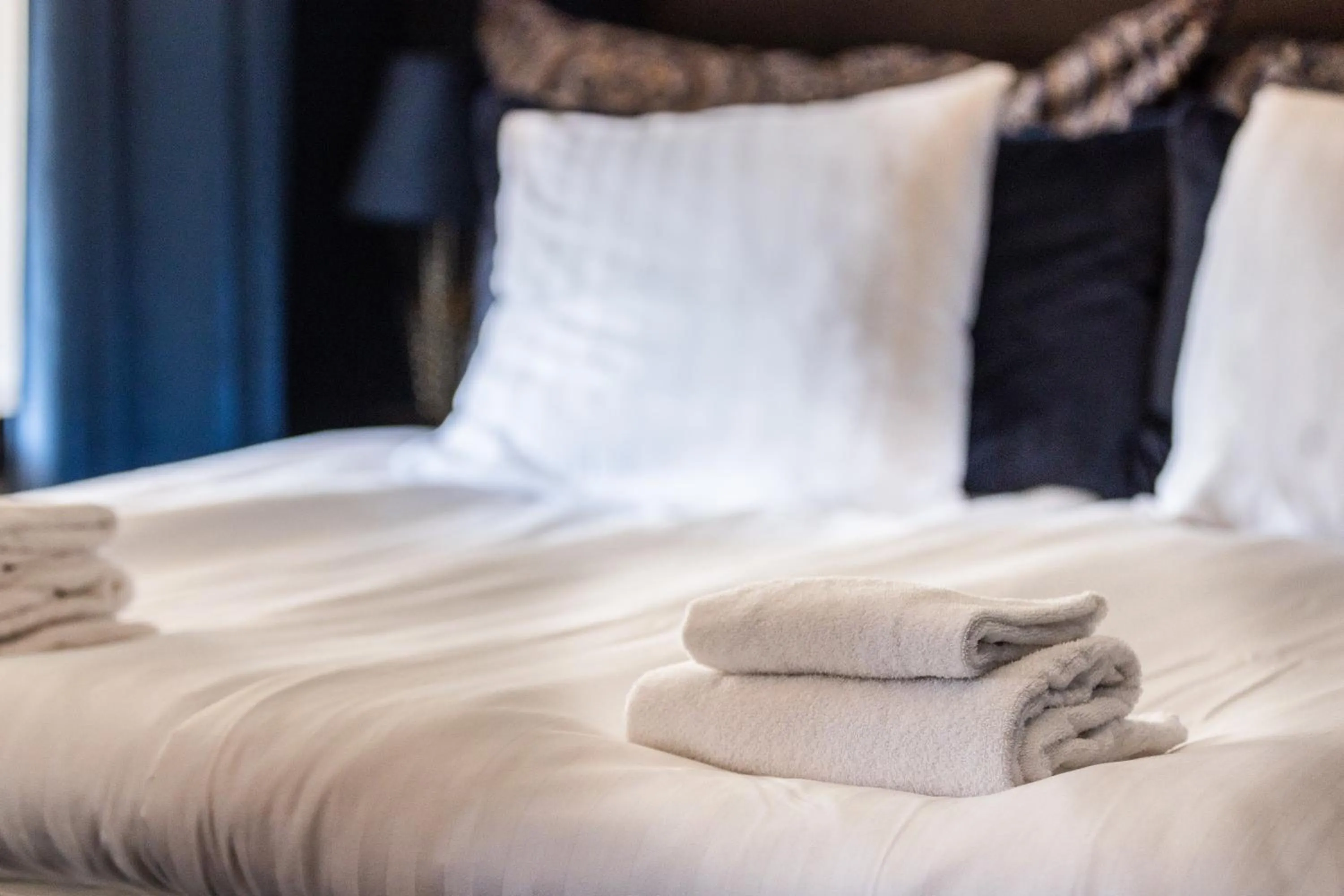 Bed in Cameo Boutique Hotell