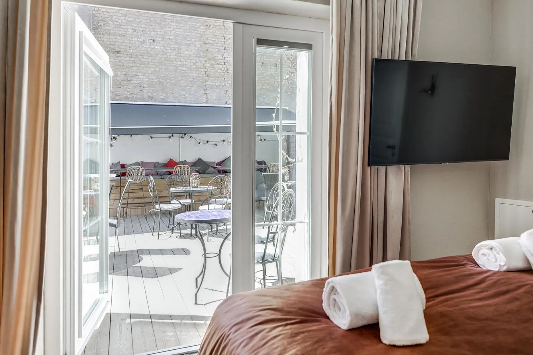 TV and multimedia, Bed in Cameo Boutique Hotell