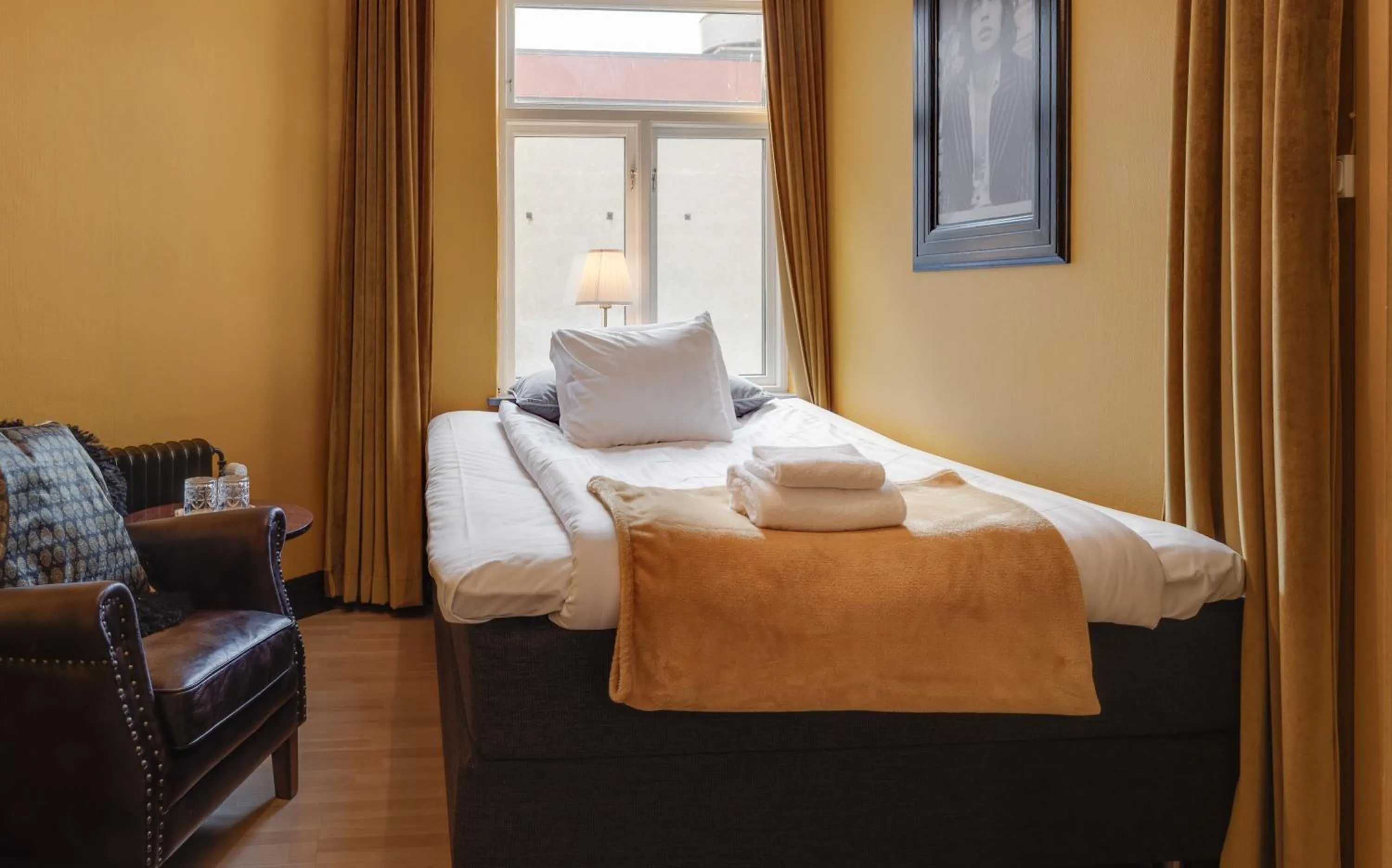 Property building, Bed in Cameo Boutique Hotell