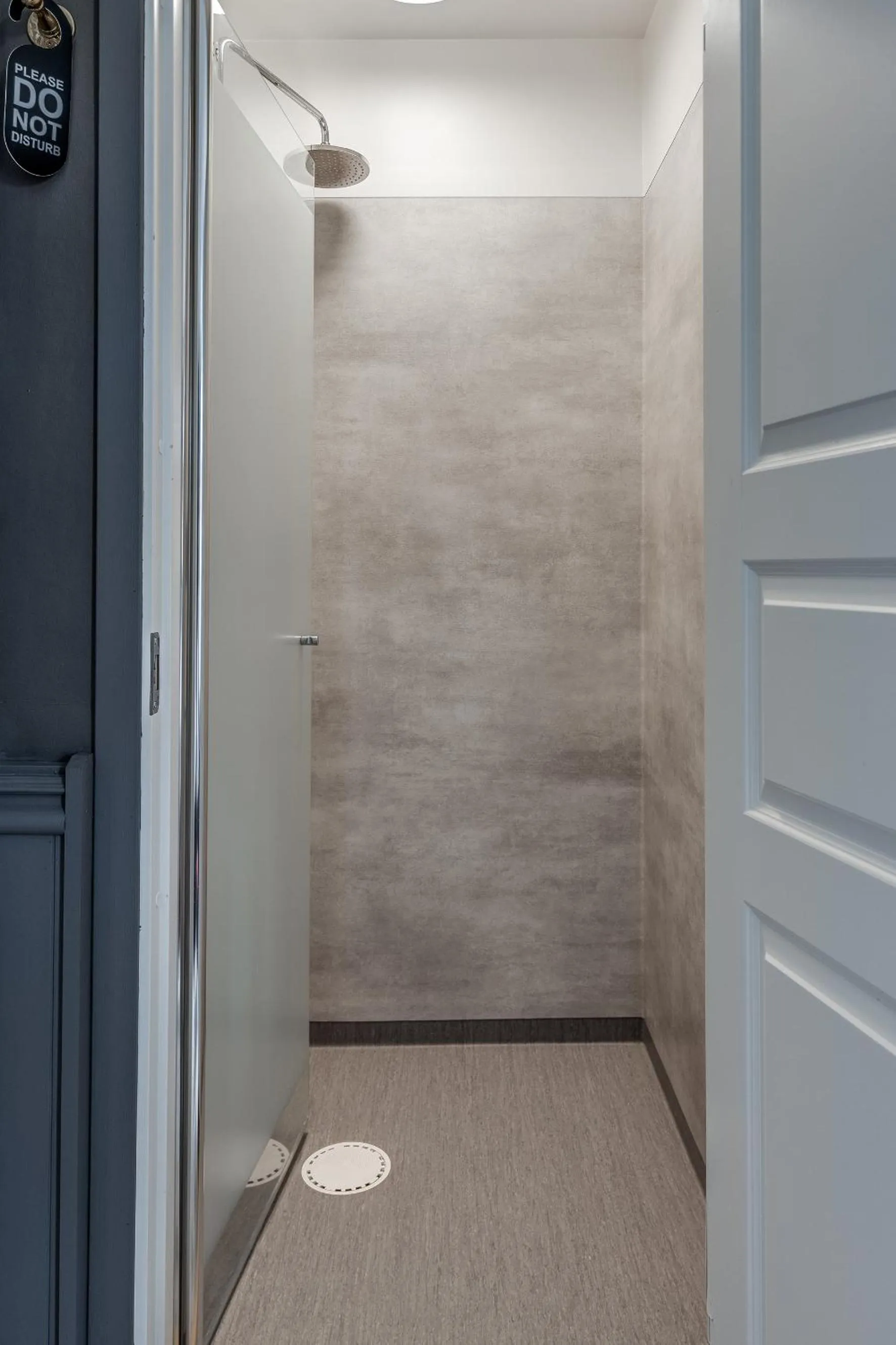 Shower in Cameo Boutique Hotell