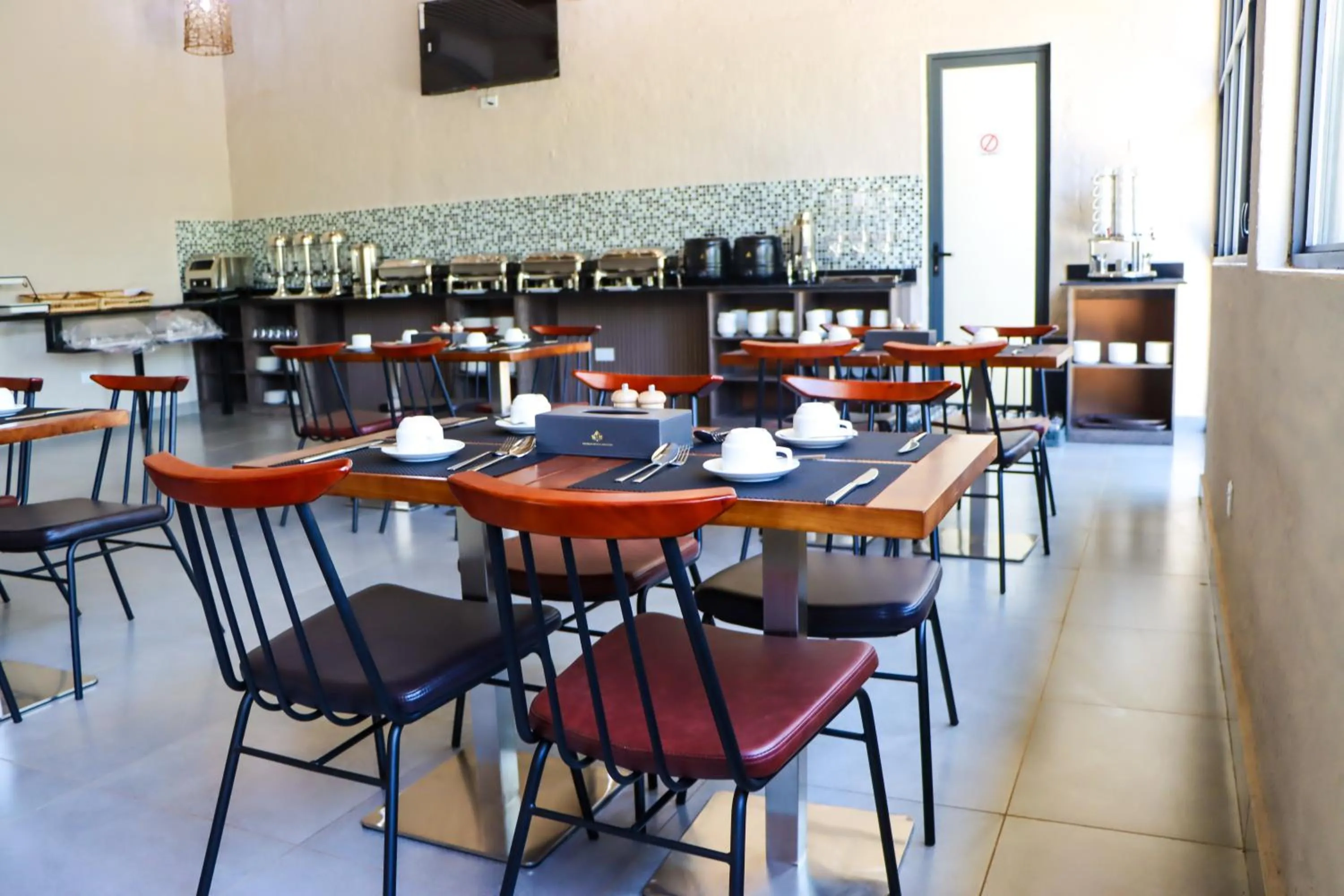 Restaurant/places to eat in Savanna68 Hotel