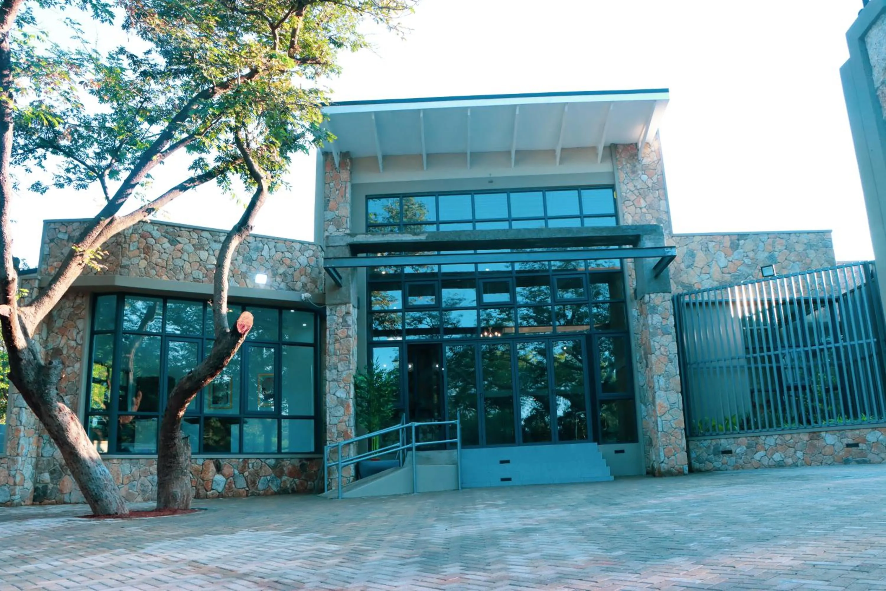 Facade/entrance in Savanna68 Hotel