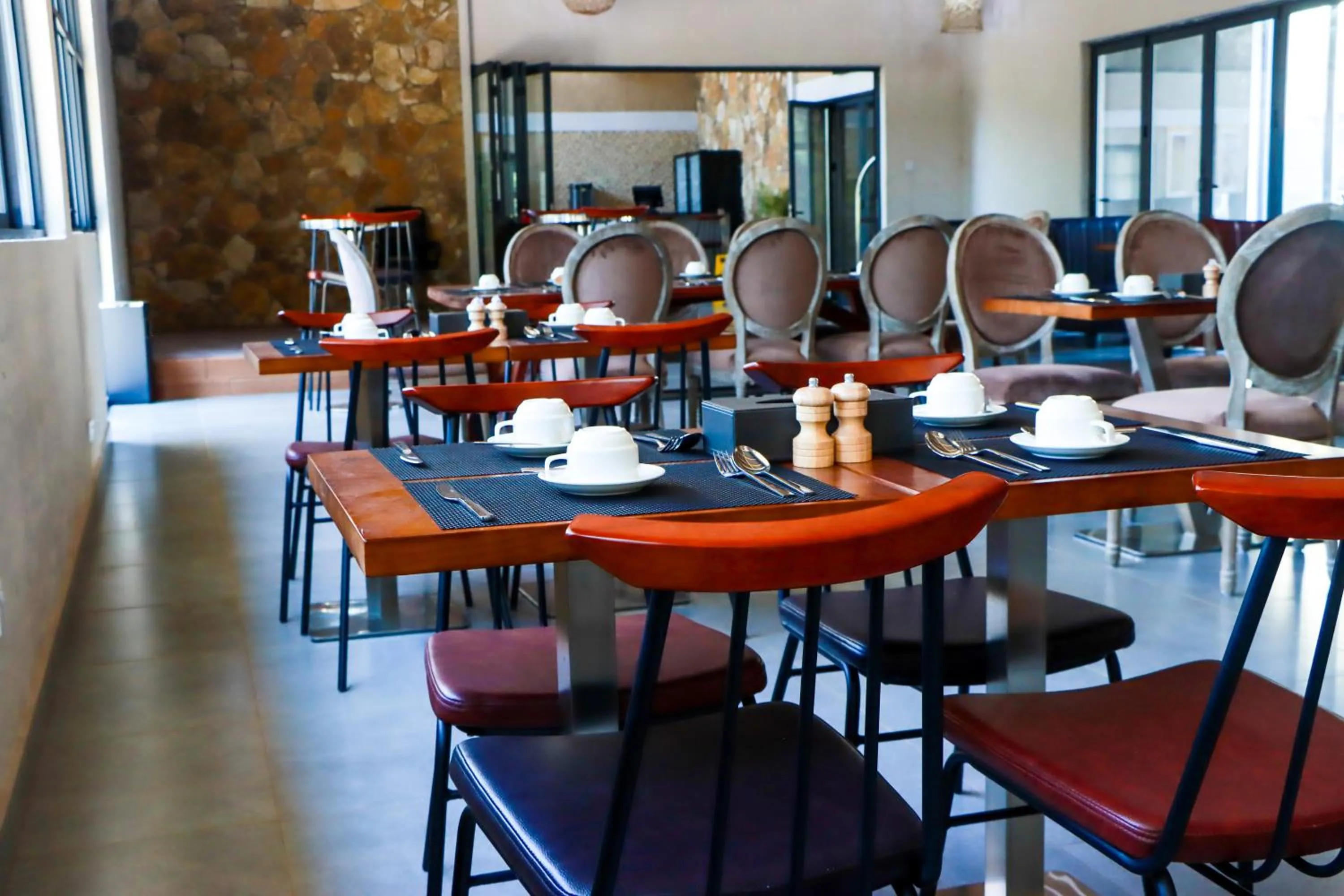 Restaurant/places to eat in Savanna68 Hotel