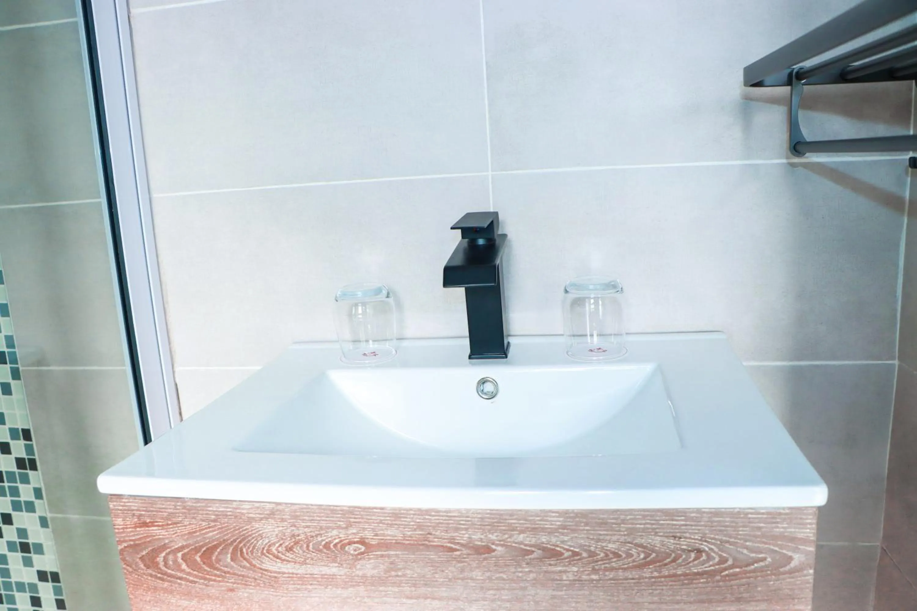 Shower in Savanna68 Hotel