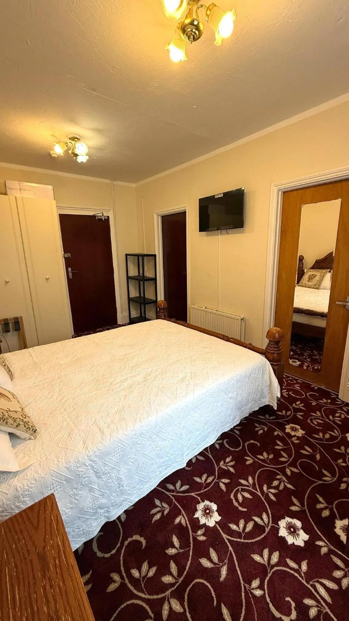 Photo of the whole room, Bed in The Amara Inn