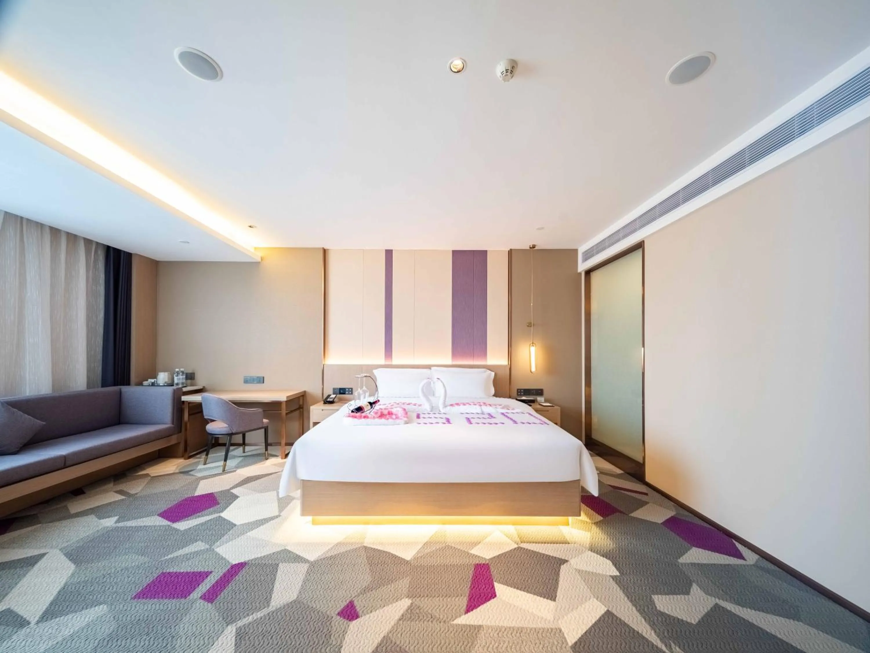 Photo of the whole room, Bed in Lavande Hotel Dongguan Dongkeng