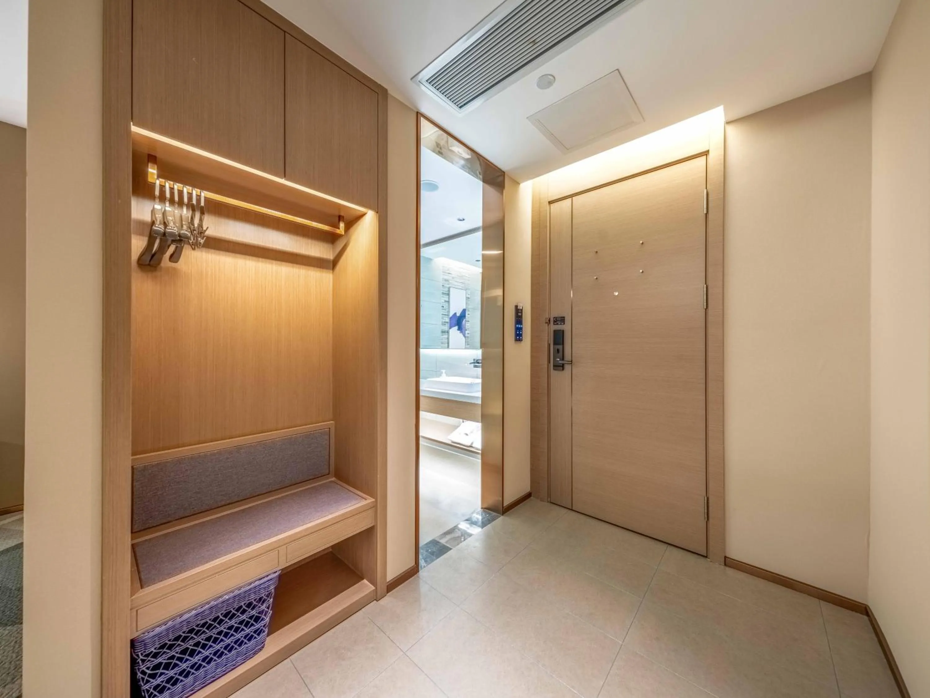 wardrobe, Bed in Lavande Hotel Dongguan Dongkeng