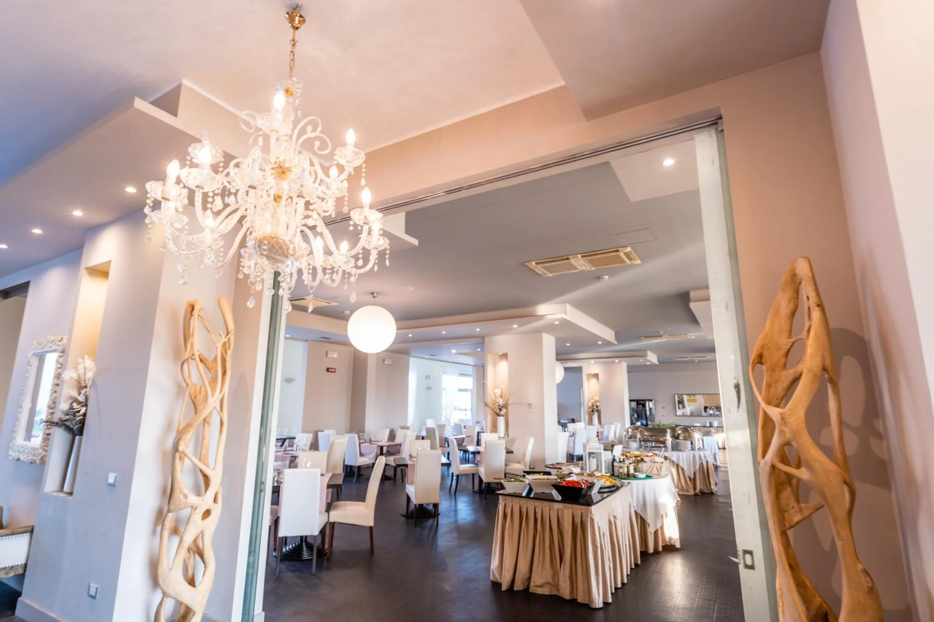 Restaurant/places to eat in Capo Peloro Hotel