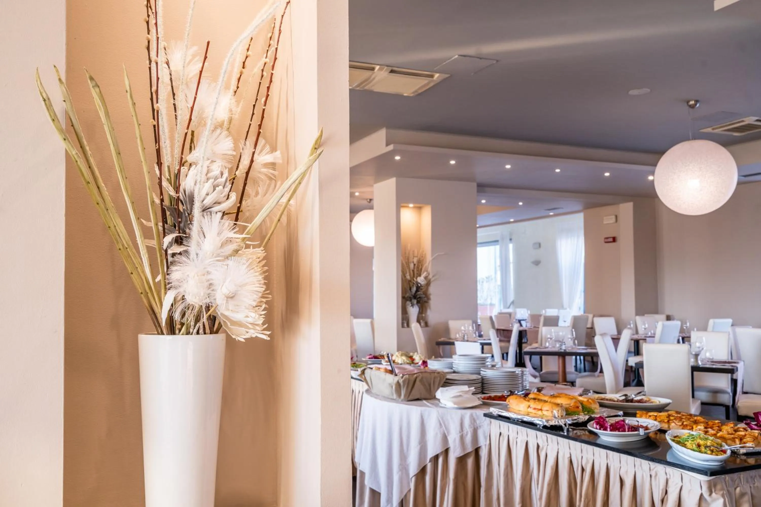 Restaurant/places to eat in Capo Peloro Hotel