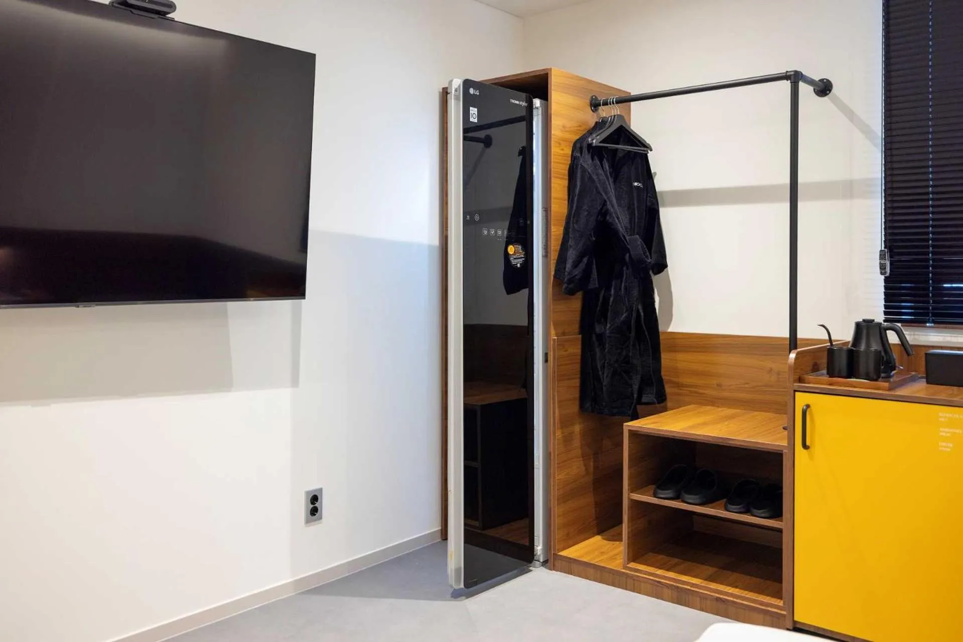 wardrobe in Moor Hotel Mokpo By Anook