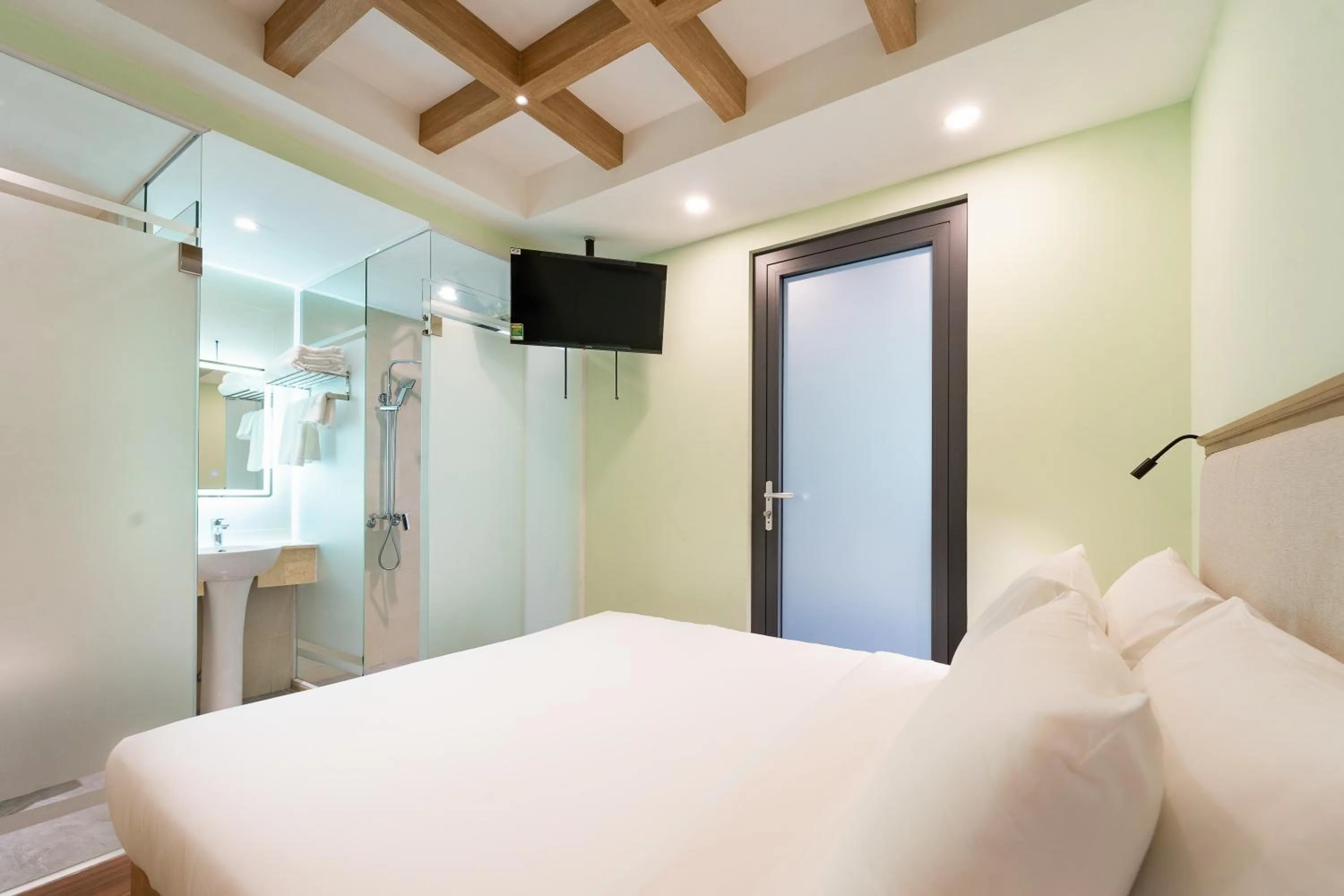 Shower, Bed in Nicecy Hotel - Trương Quyền