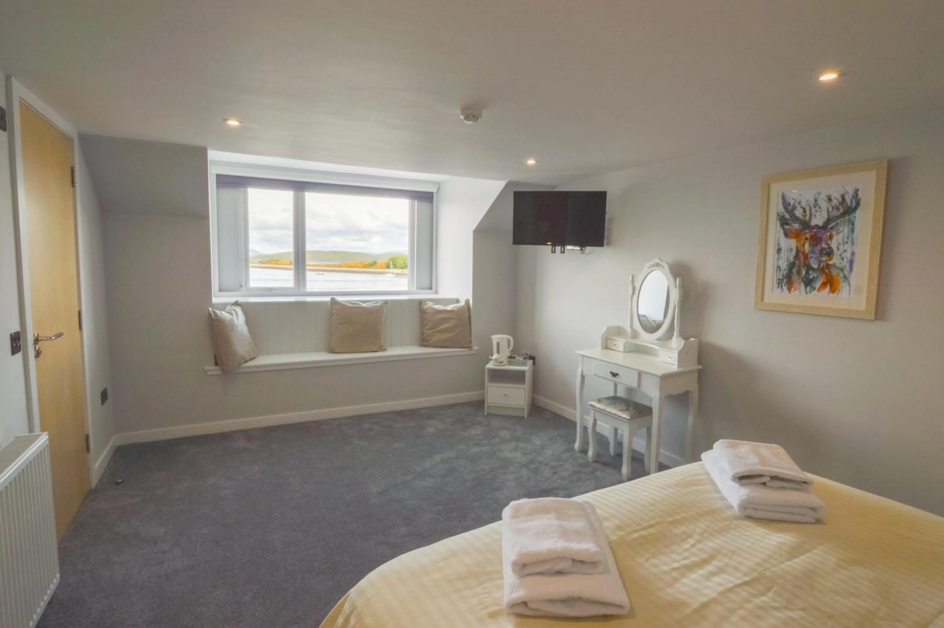 Photo of the whole room, Bed in Oyster Inn Connel