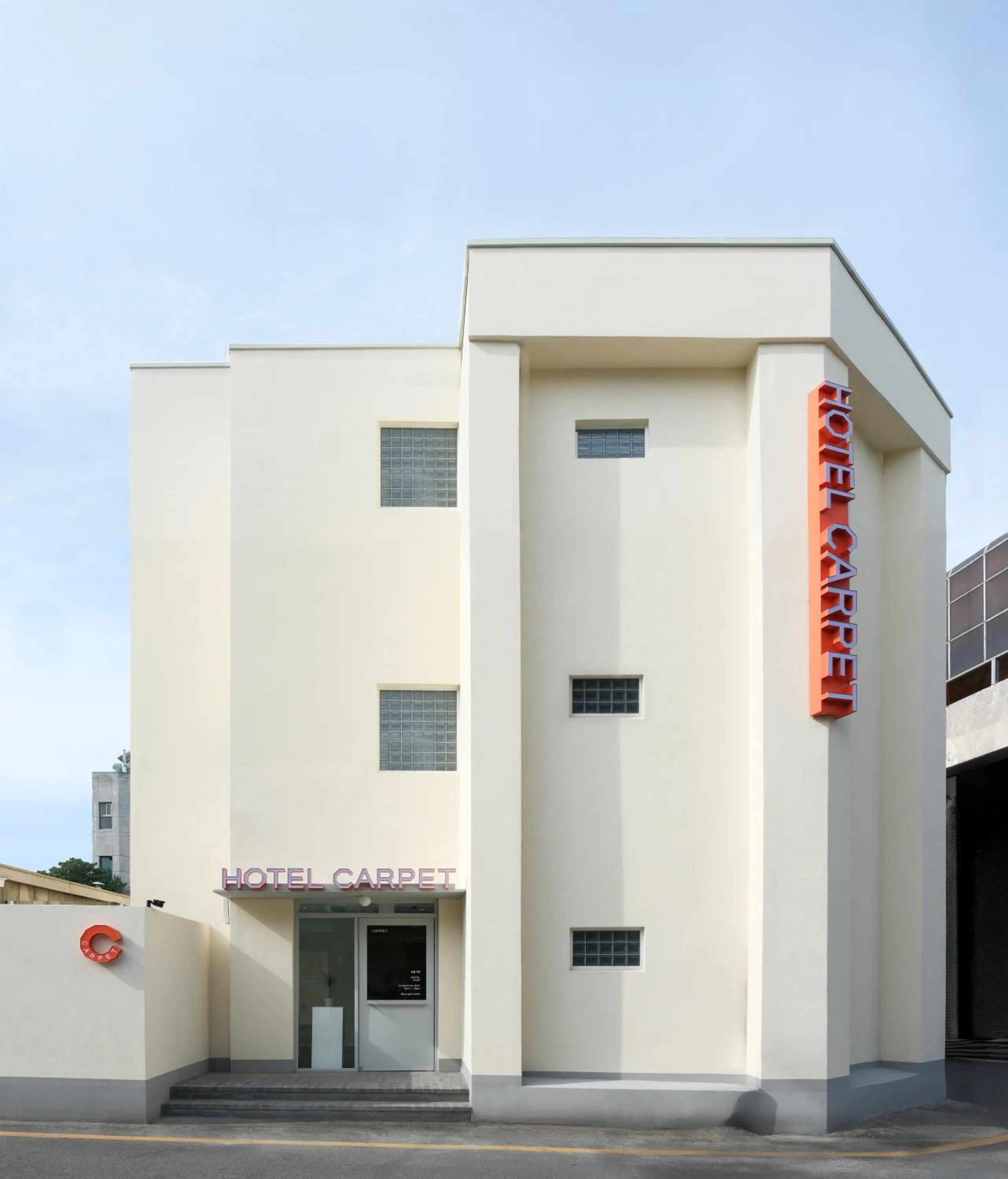 Property building in Hotel Carpet