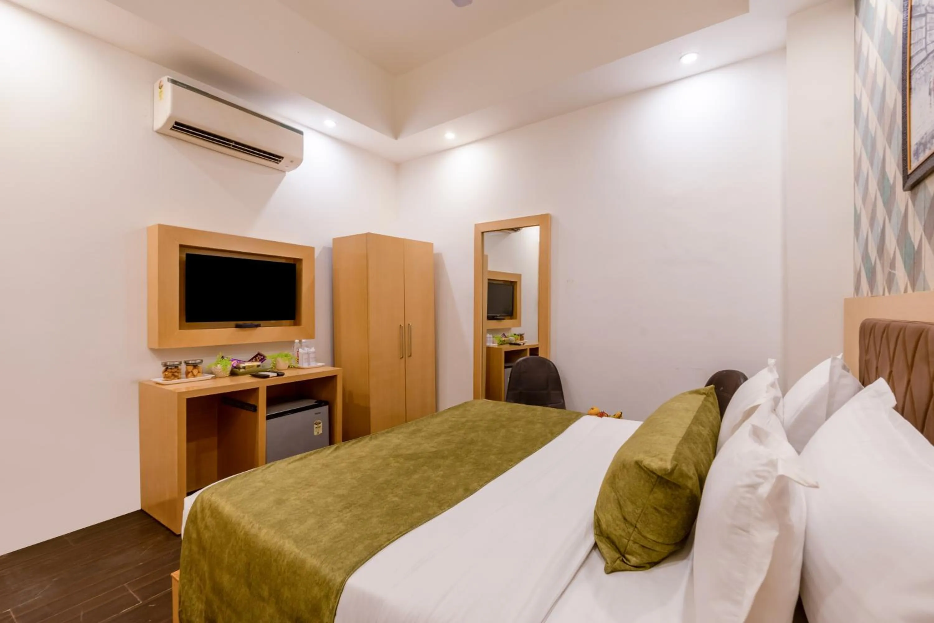 Bedroom, Bed in Airport Hotel Tashree Near Yashobhoomi - Free Airport Drop