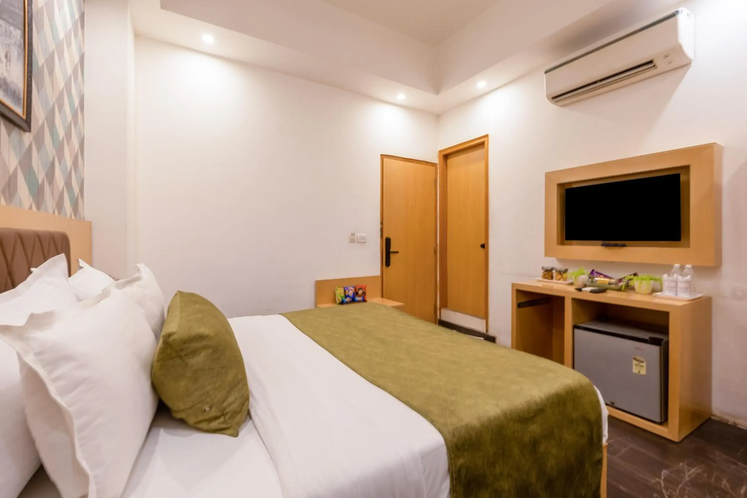 Bed in Airport Hotel Tashree Near Yashobhoomi - Free Airport Drop Bed in Airport Hotel Tashree Near Yashobhoomi - Free Airport Drop