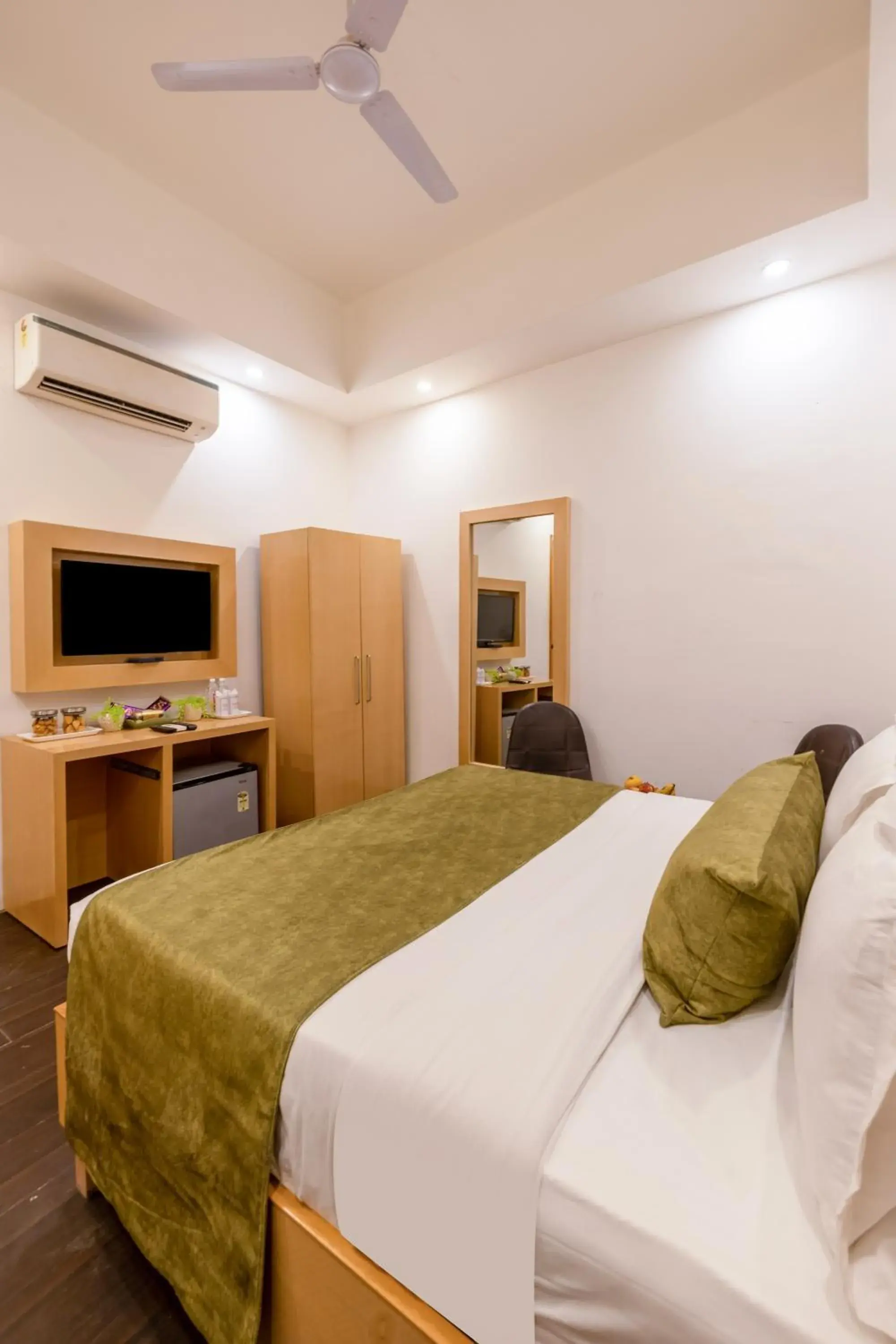 Bed in Airport Hotel Tashree Near Yashobhoomi - Free Airport Drop Bed in Airport Hotel Tashree Near Yashobhoomi - Free Airport Drop