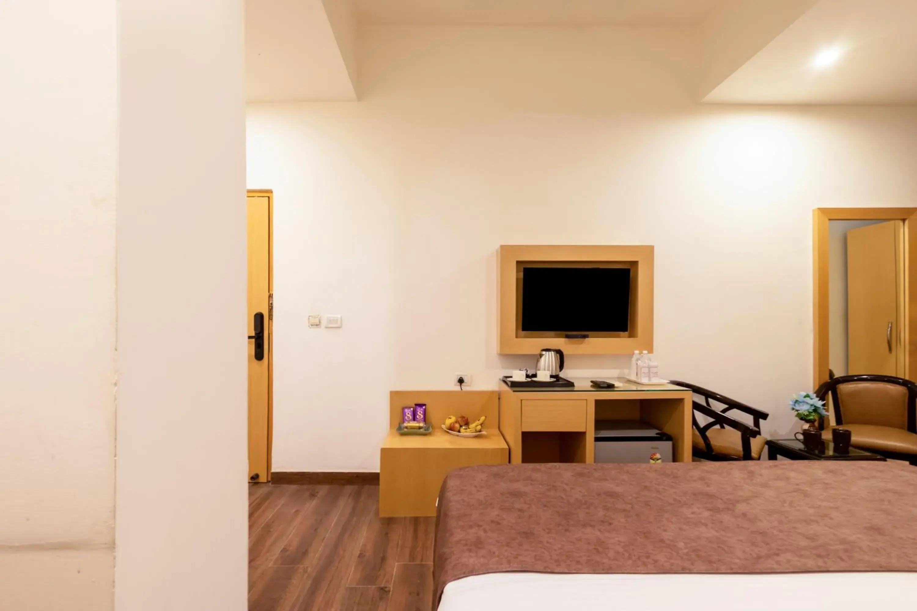 TV and multimedia, Bed in Airport Hotel Tashree Near Yashobhoomi - Free Airport Drop TV and multimedia, Bed in Airport Hotel Tashree Near Yashobhoomi - Free Airport Drop