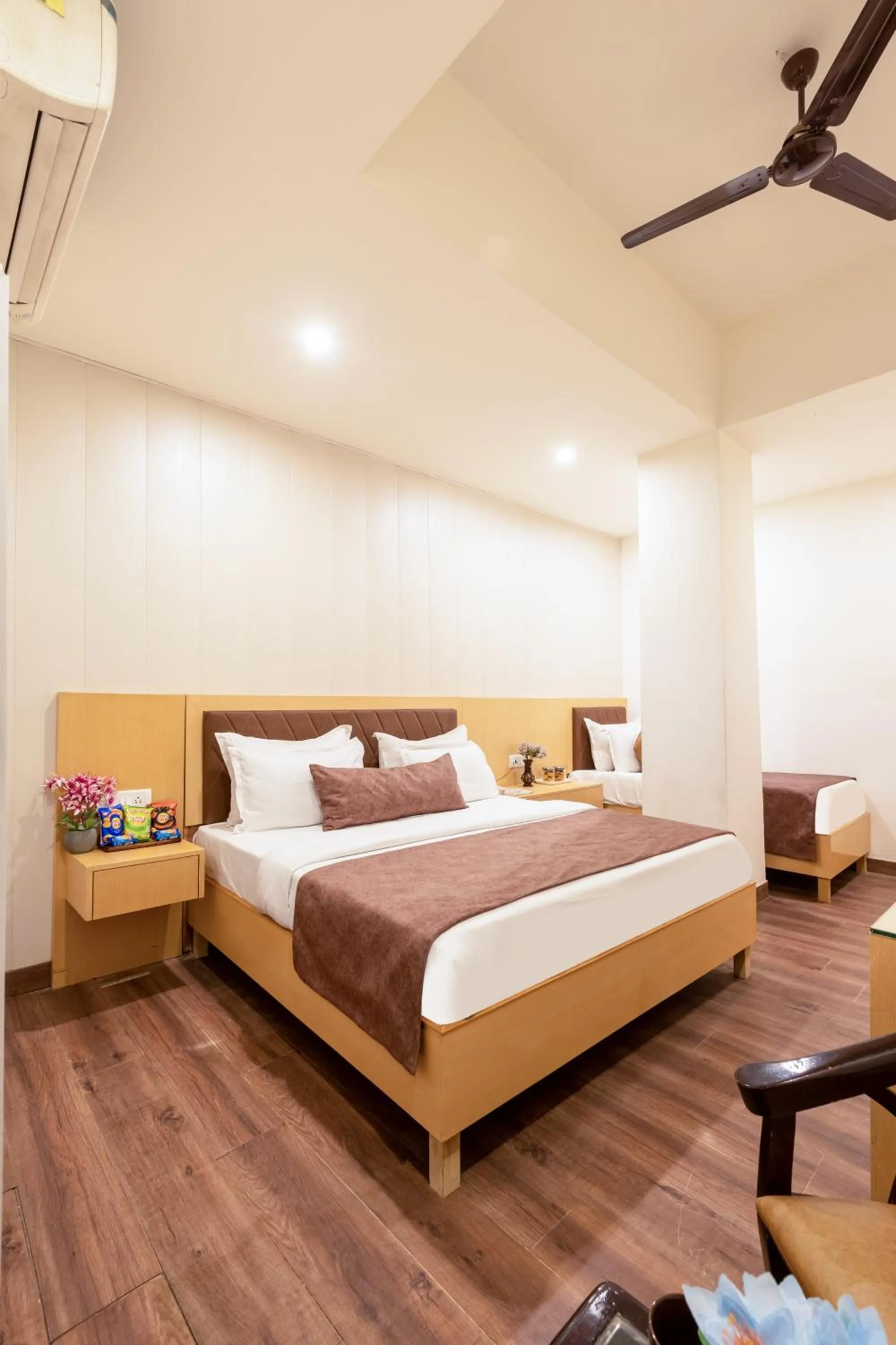 Bed in Airport Hotel Tashree Near Yashobhoomi - Free Airport Drop