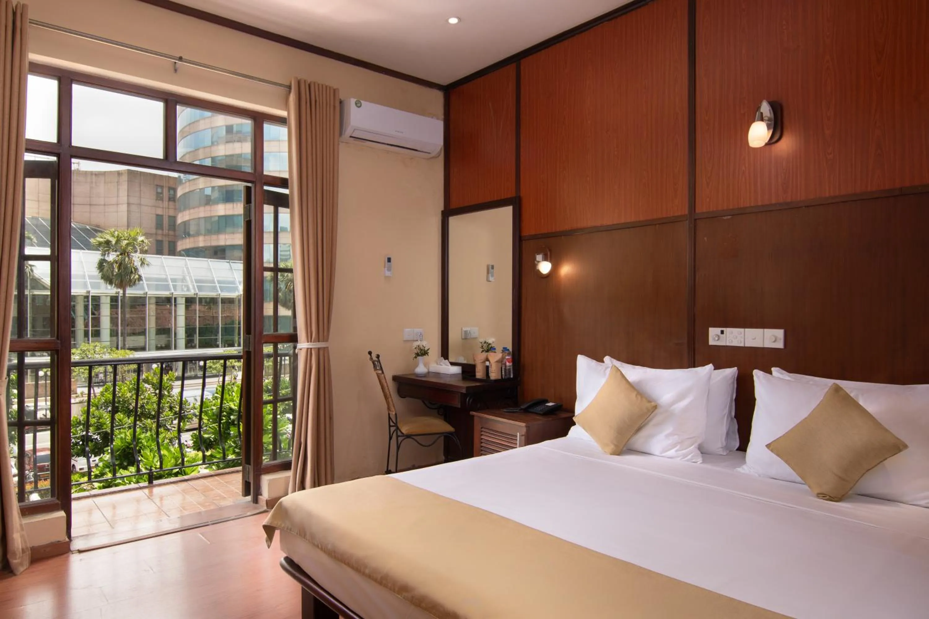 Deluxe Double or Twin Room with City View in Oak Ray Colombo City Hotel