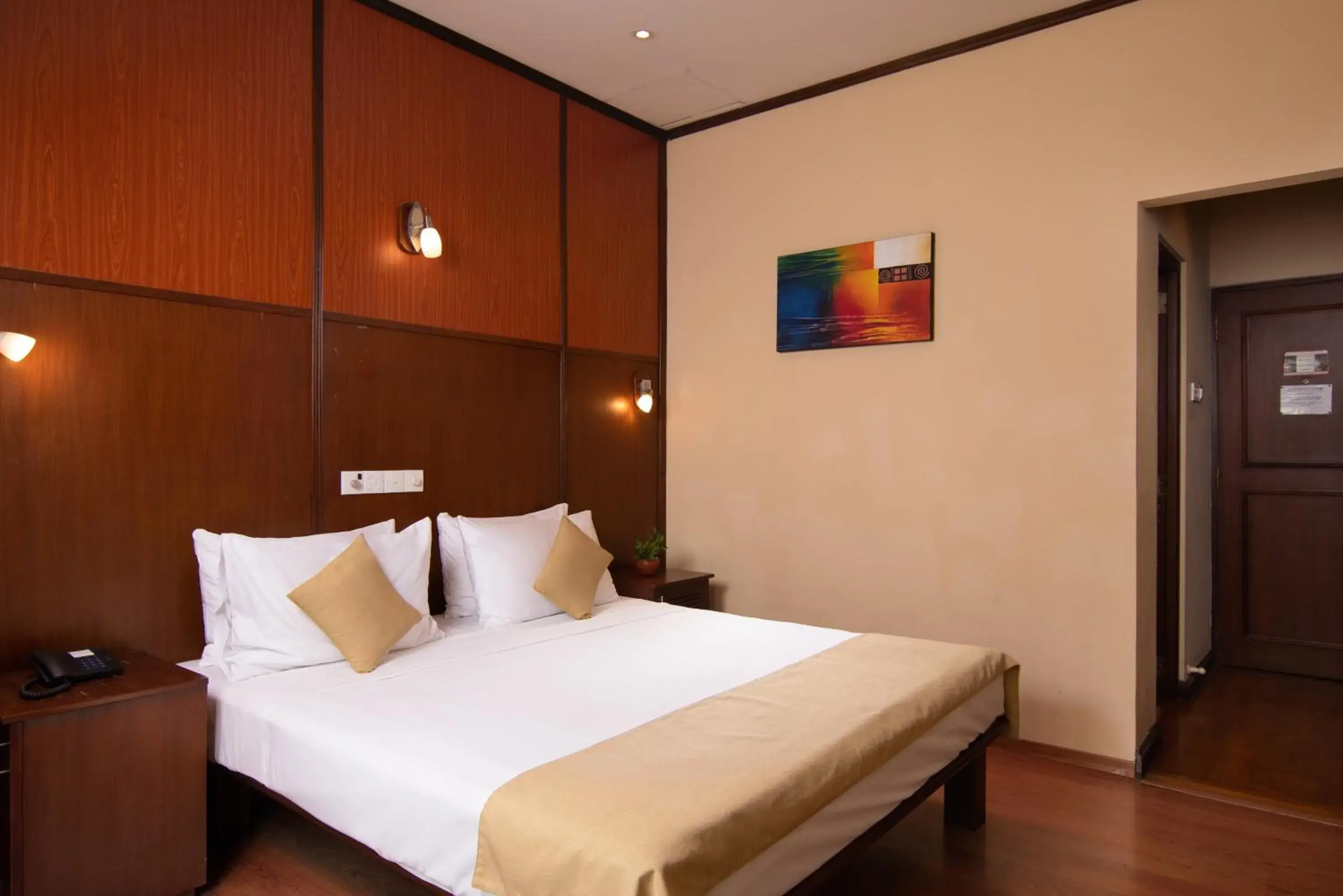 Deluxe Double or Twin Room with City View in Oak Ray Colombo City Hotel Deluxe Double or Twin Room with City View in Oak Ray Colombo City Hotel