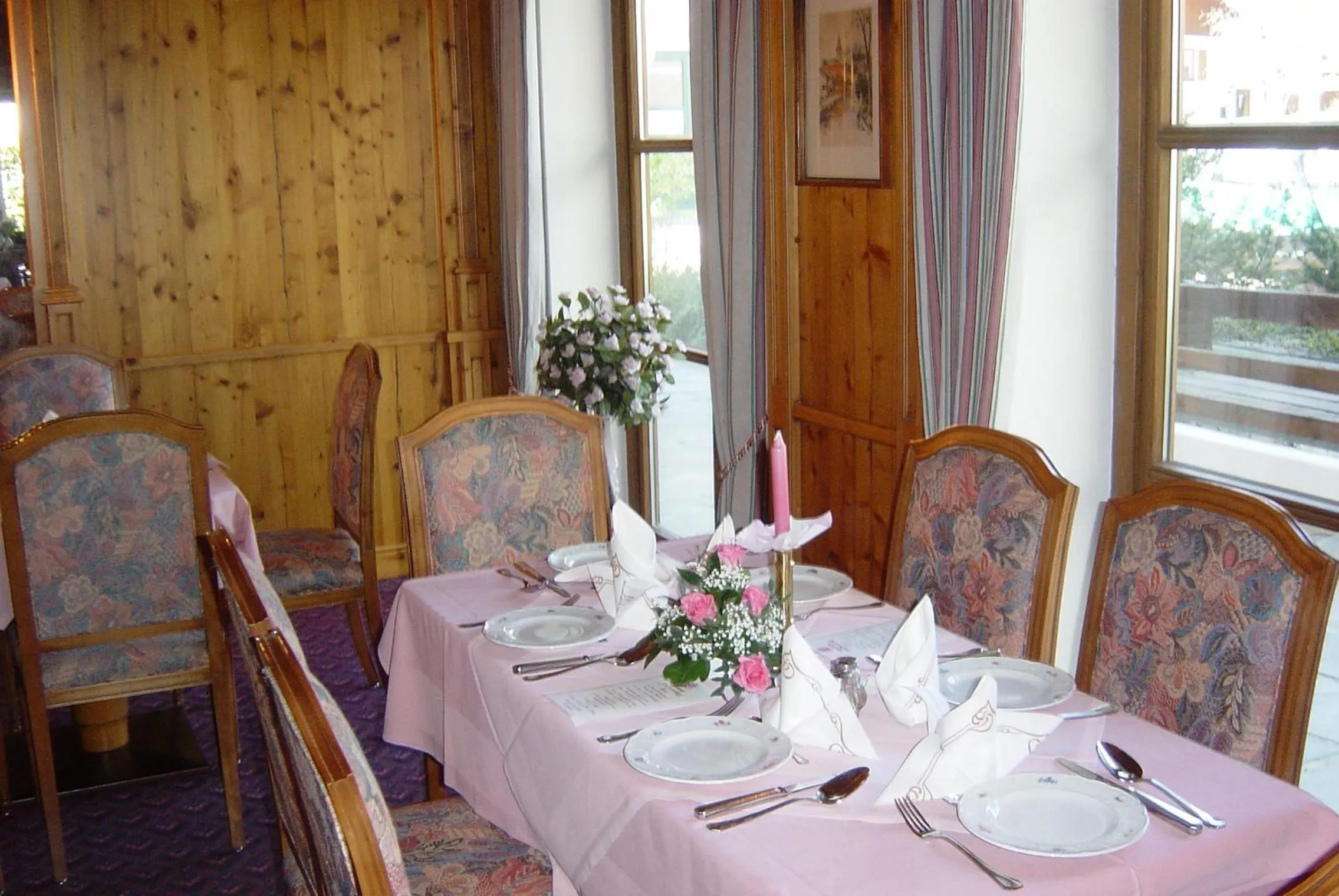 Communal lounge/ TV room in Alpenhotel Pfaffenwinkel