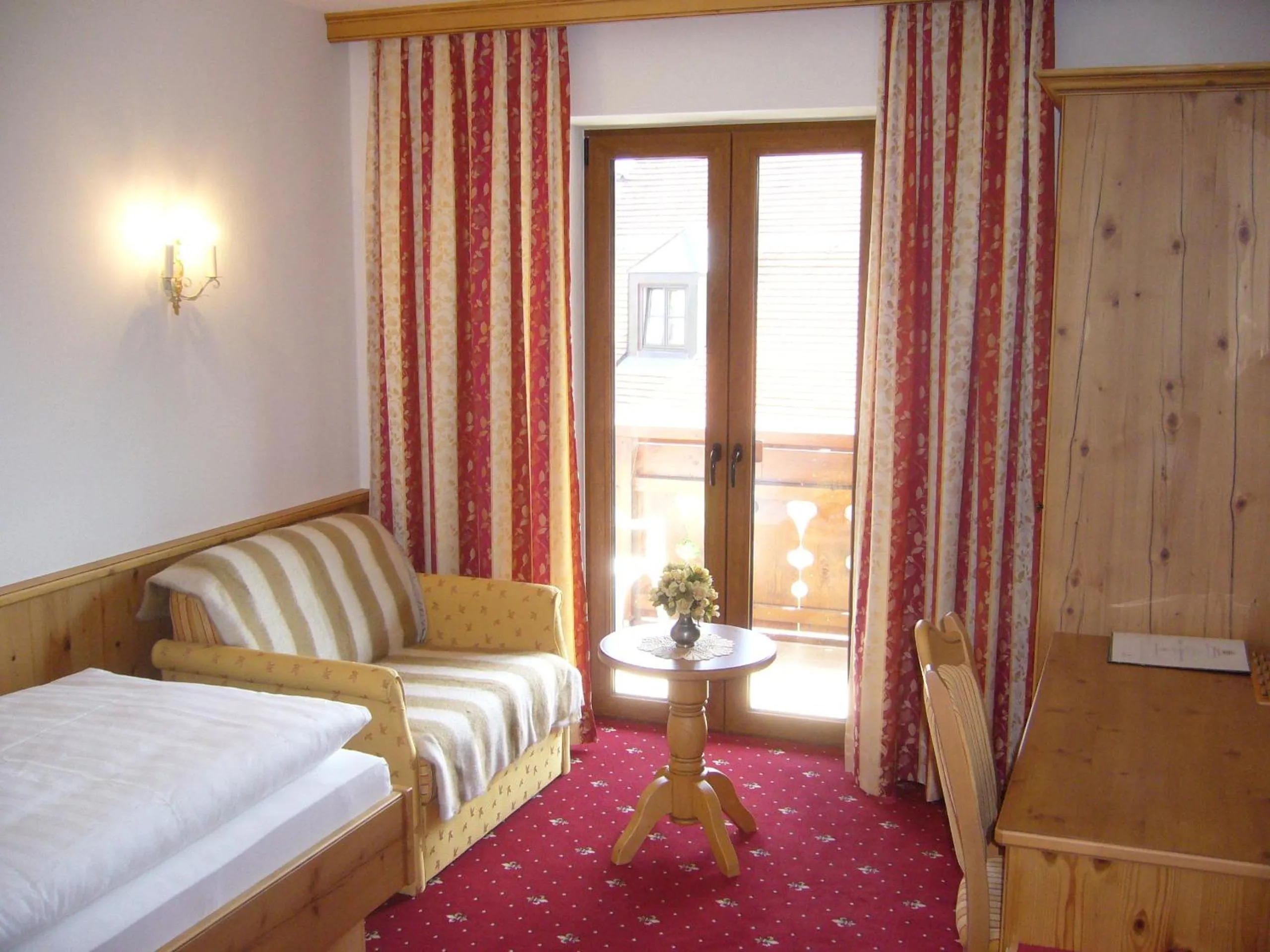 Photo of the whole room, Bed in Alpenhotel Pfaffenwinkel