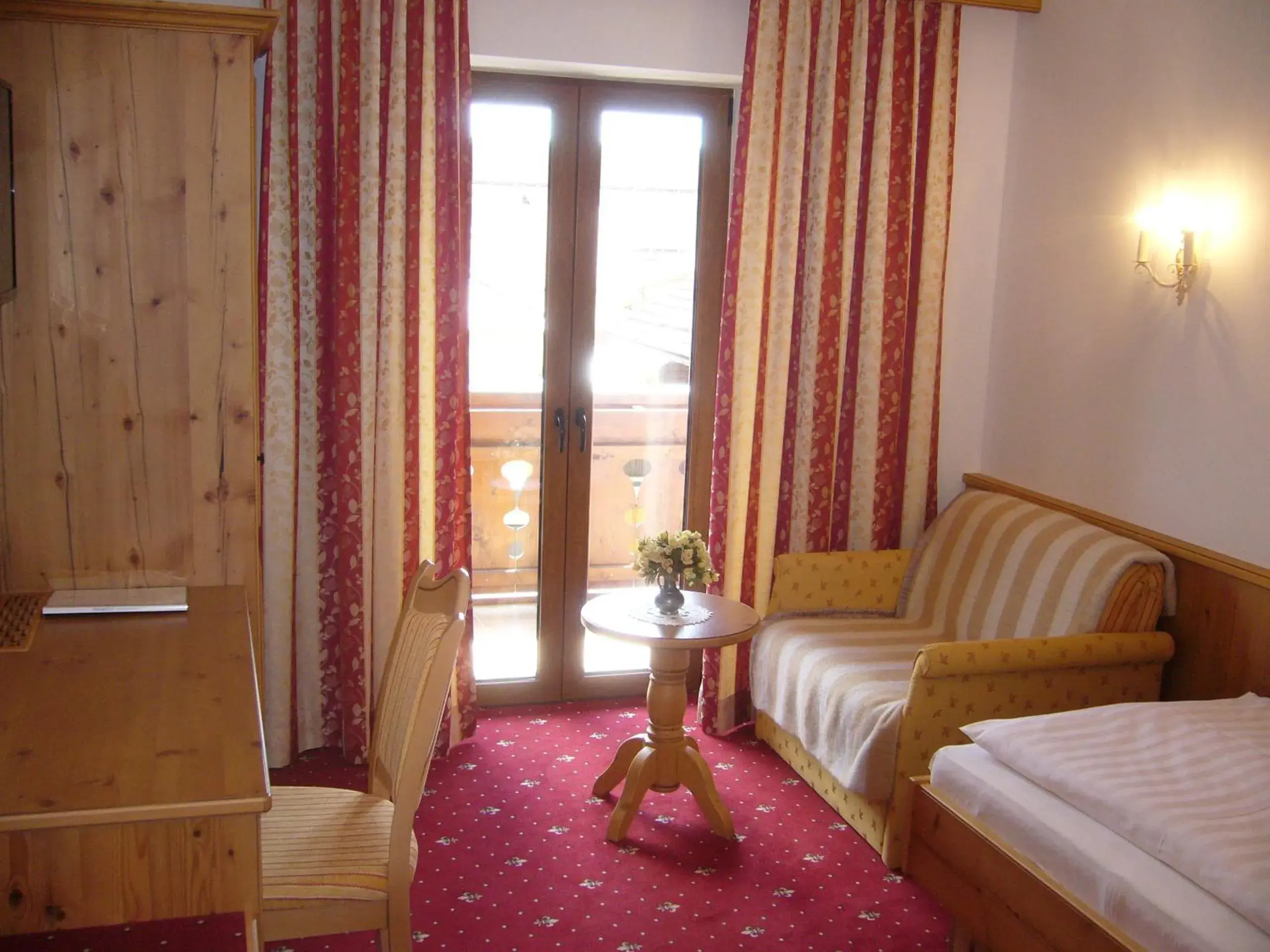 Single Room with Shower - single occupancy in Alpenhotel Pfaffenwinkel Single Room with Shower - single occupancy in Alpenhotel Pfaffenwinkel