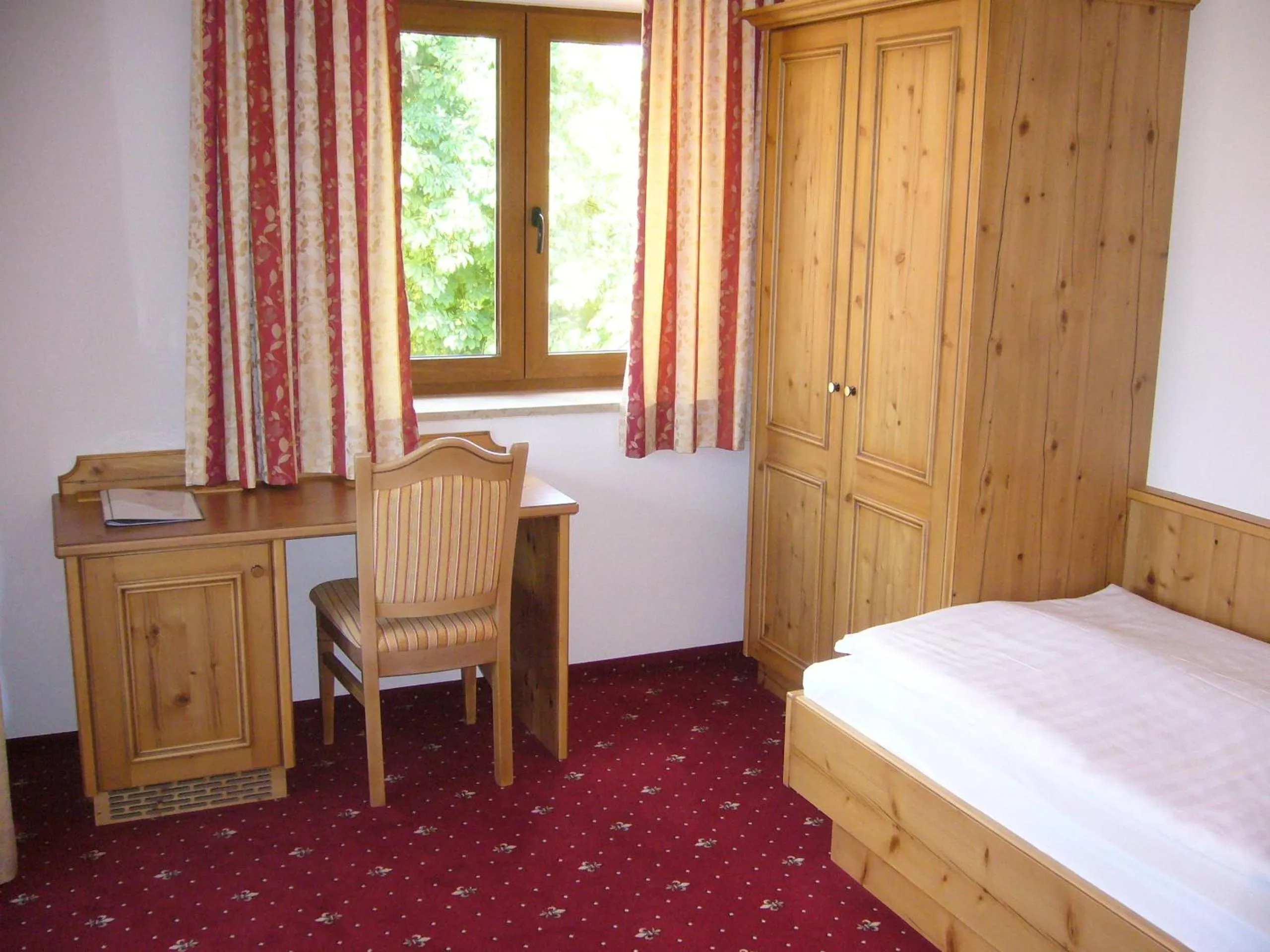 Photo of the whole room, Bed in Alpenhotel Pfaffenwinkel