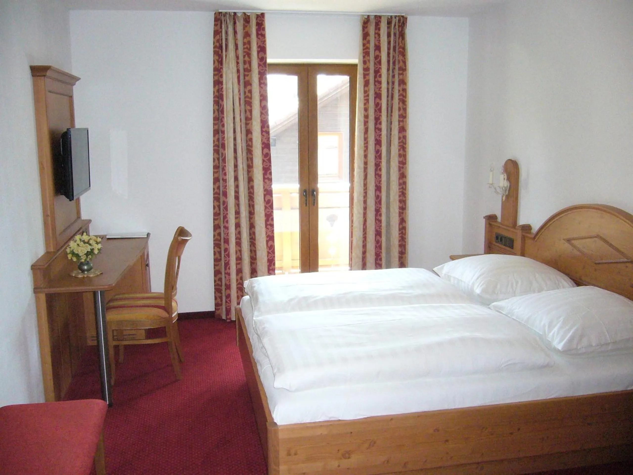 Photo of the whole room, Bed in Alpenhotel Pfaffenwinkel