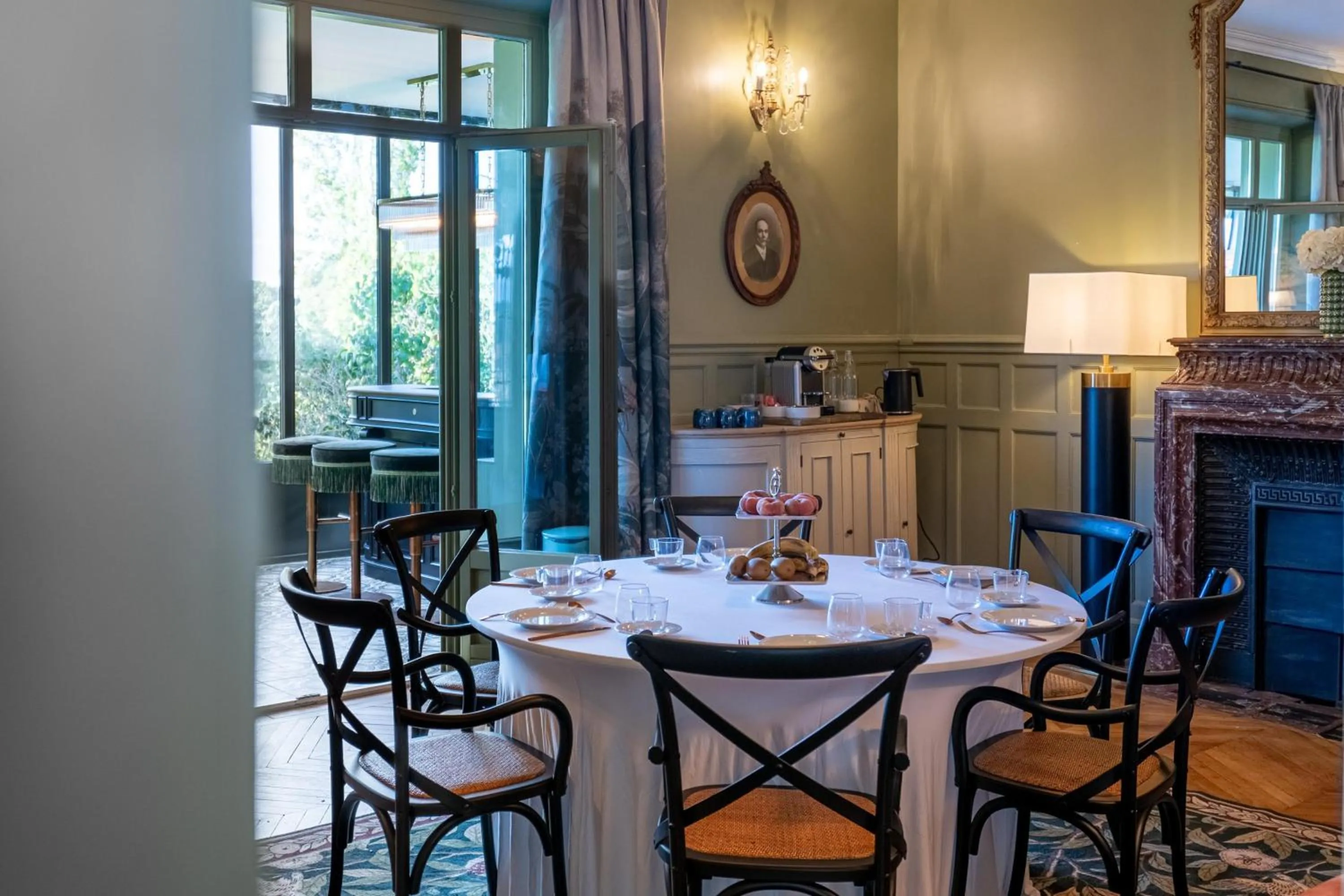 Lounge or bar in Villa Edmond Hôtel & Spa - Maison Blanche Bièvres