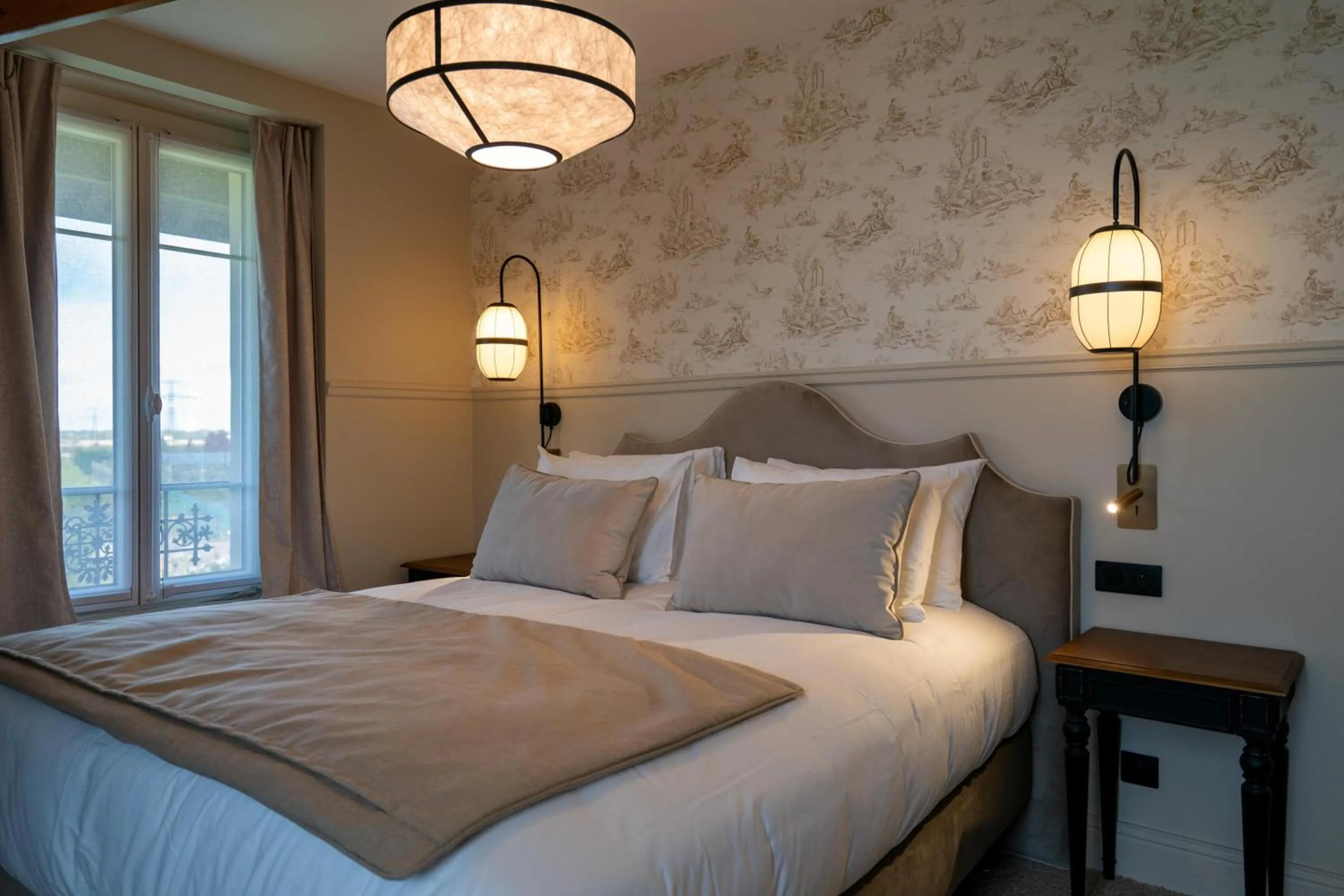 Photo of the whole room, Bed in Villa Edmond Hôtel & Spa - Maison Blanche Bièvres
