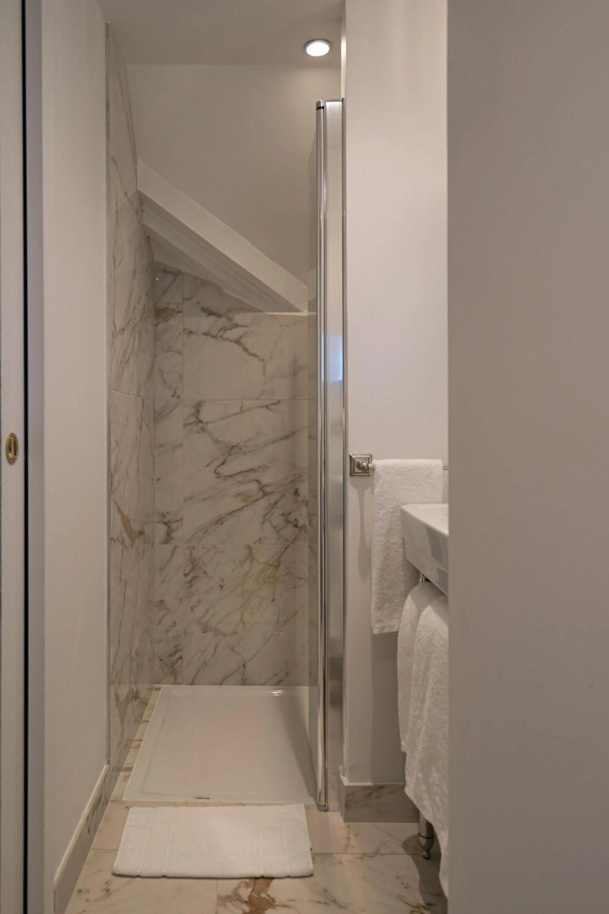 Bathroom in Villa Edmond Hôtel & Spa - Maison Blanche Bièvres