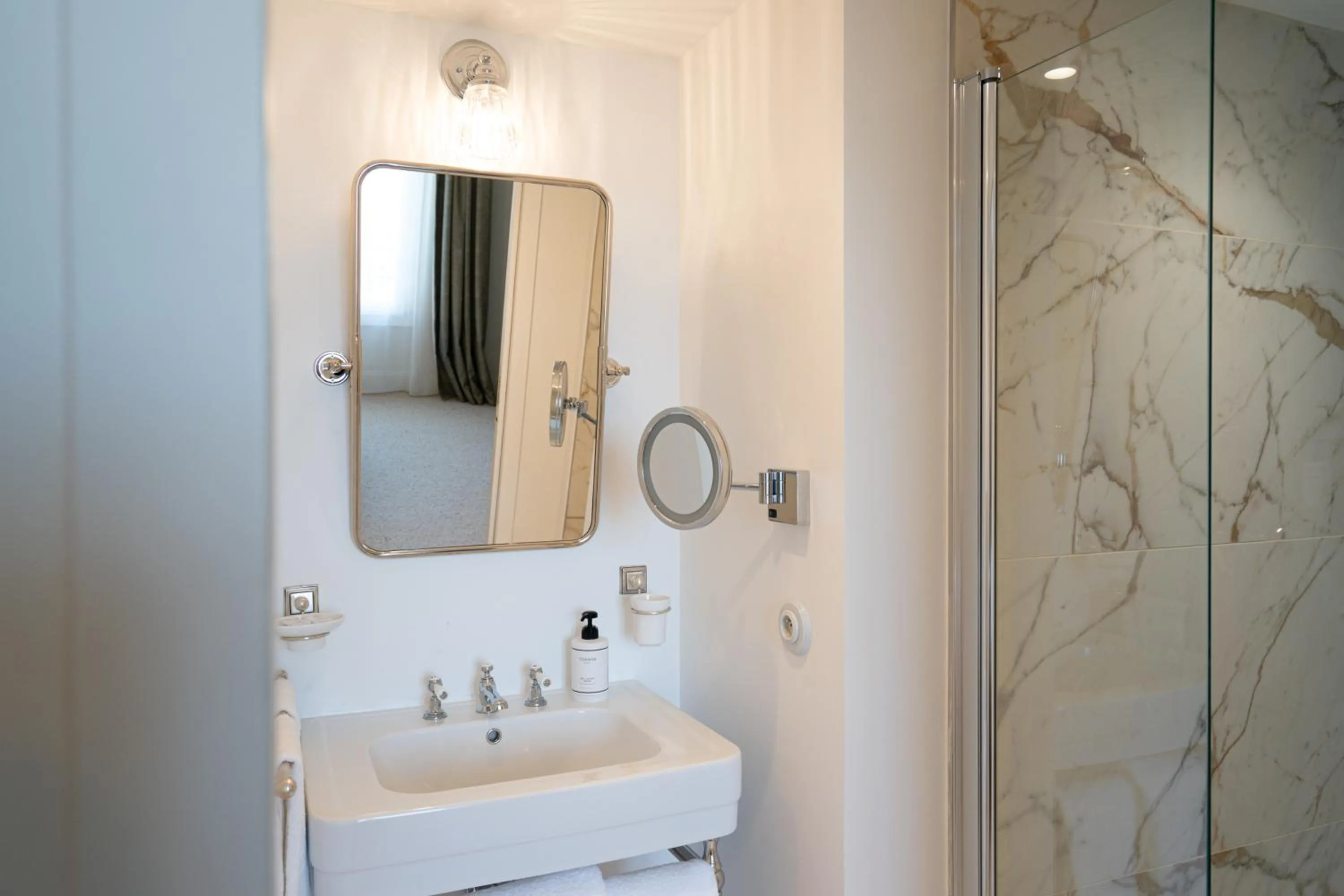 Bathroom in Villa Edmond Hôtel & Spa - Maison Blanche Bièvres