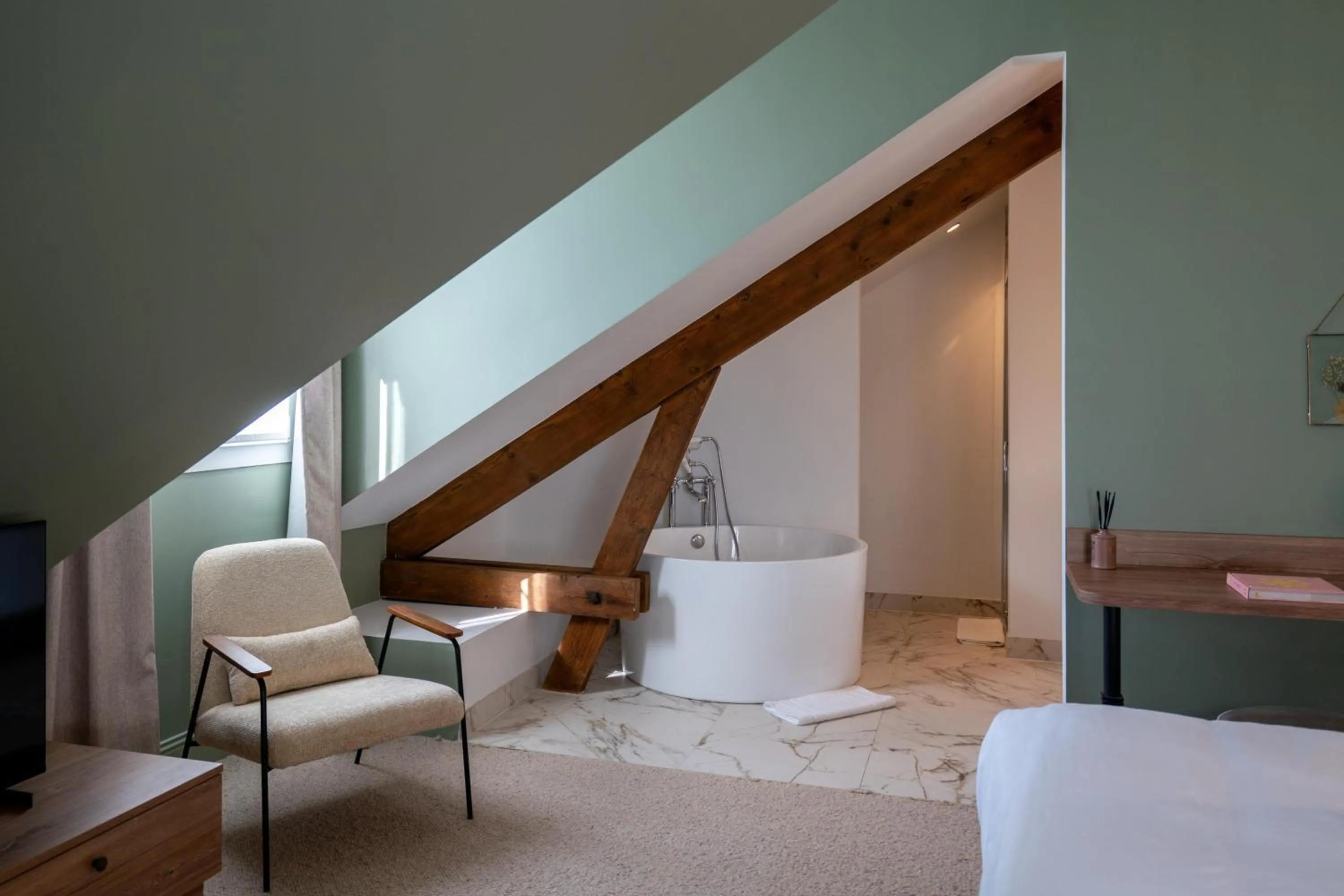 Bathroom, Bed in Villa Edmond Hôtel & Spa - Maison Blanche Bièvres